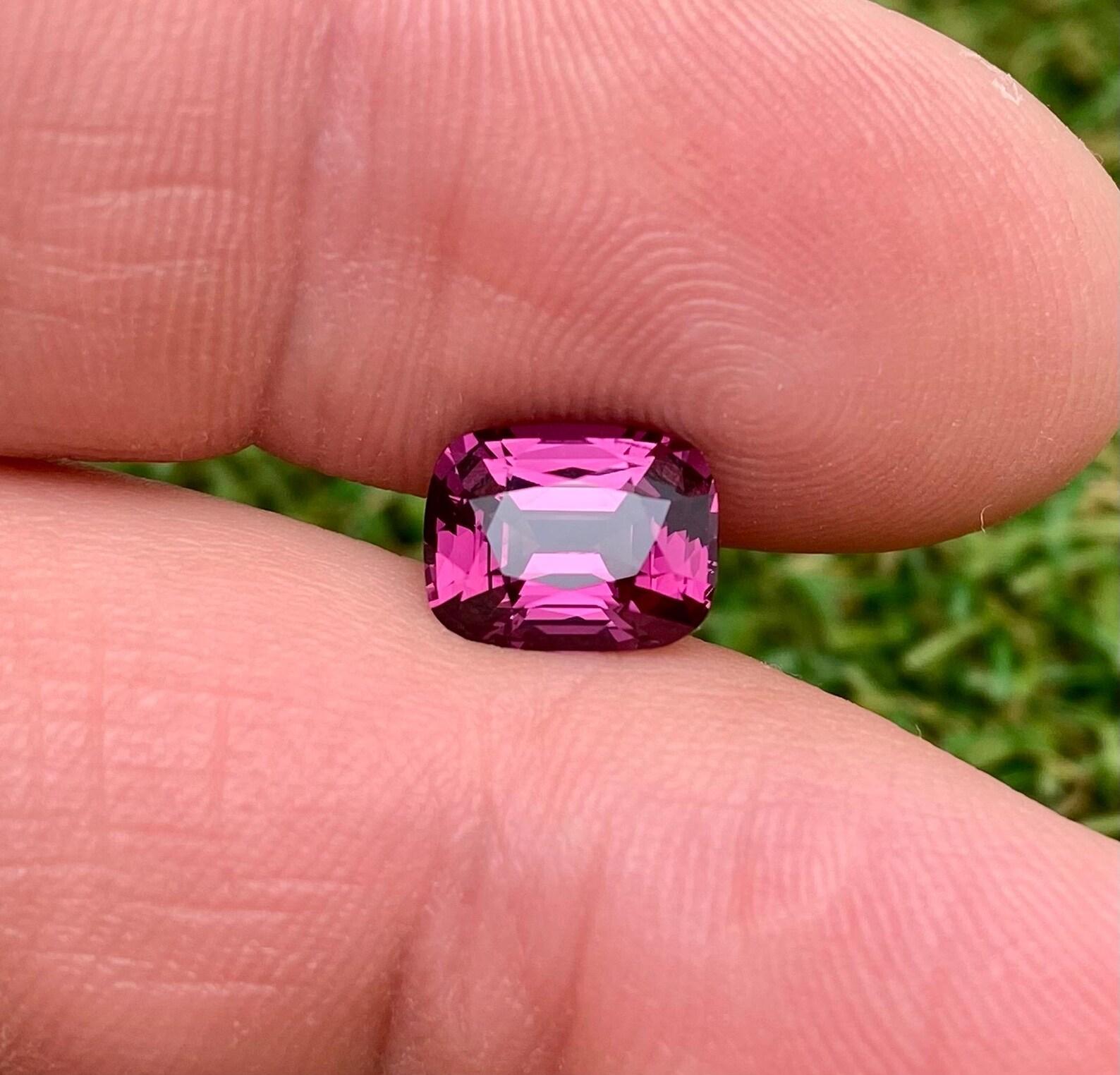 Gemma naturale Spinello rosa-violaceo da
Sri-Lanka

Certificato dal laboratorio LGL
Colore della gemma: rosa-violaceo
Tipo di gemma: Spinello
Dimensioni della gemma: 9,30x7,23x4,94 mm
Grado di taglio: Eccellente
Chiarezza/Grado: Loupe Clean
Forma