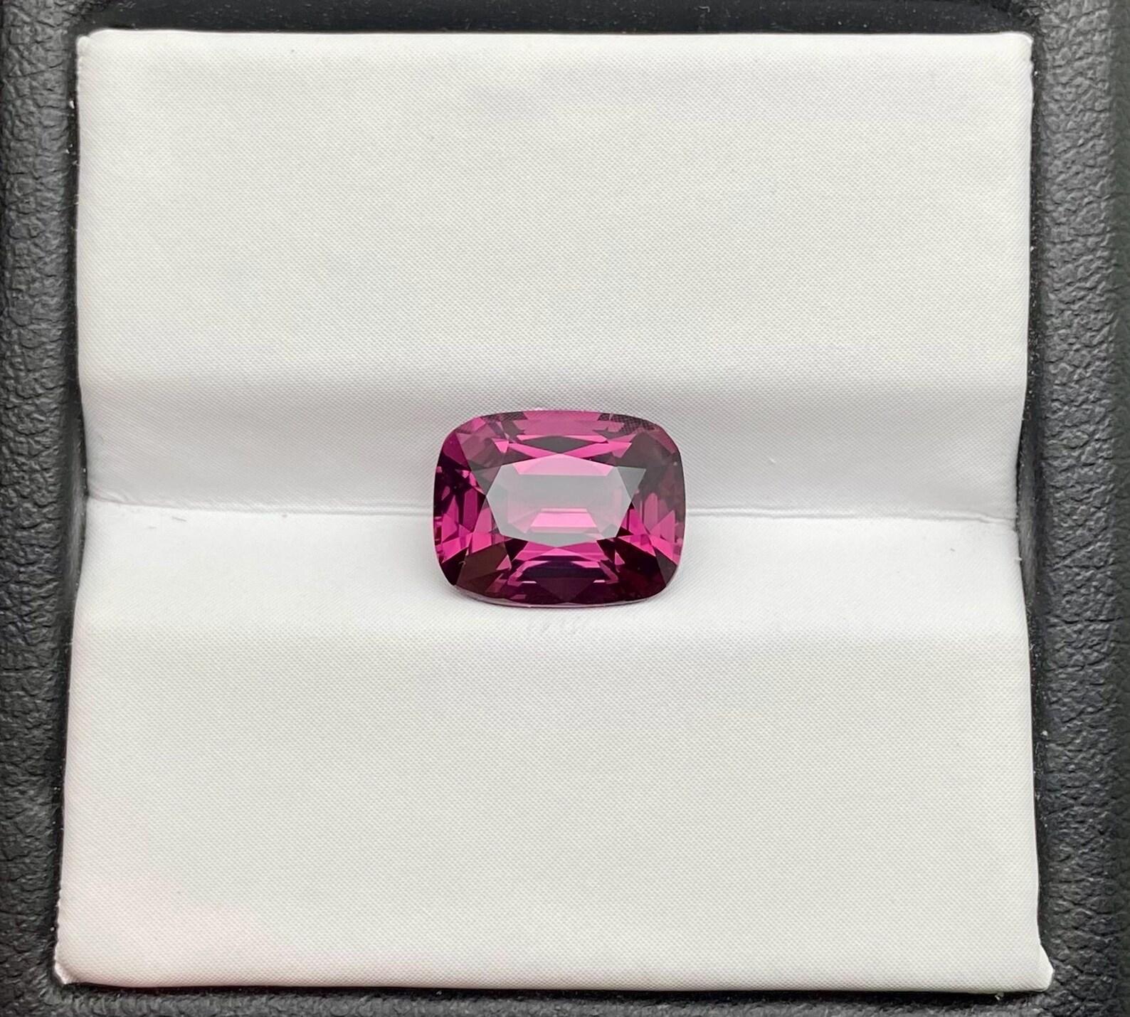 Gemma sciolta di Spinello rosa-violaceo naturale da 2,74 carati, Alta qualità, Taglio a cuscino In condizioni Nuovo in vendita a Daugavpils, LV