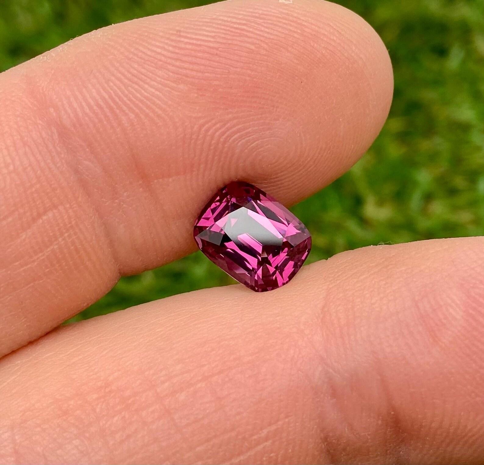 da uomo o donna Gemma sciolta di Spinello rosa-violaceo naturale da 2,74 carati, Alta qualità, Taglio a cuscino in vendita