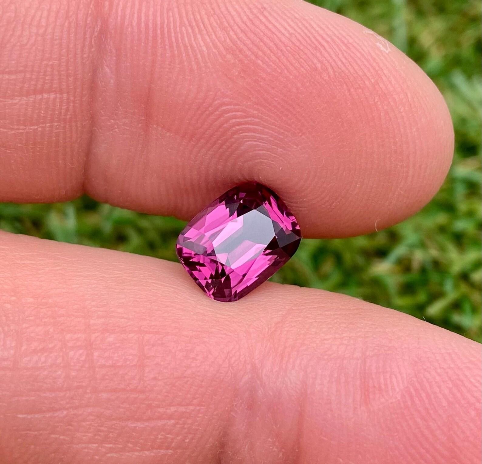 Gemma sciolta di Spinello rosa-violaceo naturale da 2,74 carati, Alta qualità, Taglio a cuscino in vendita 1