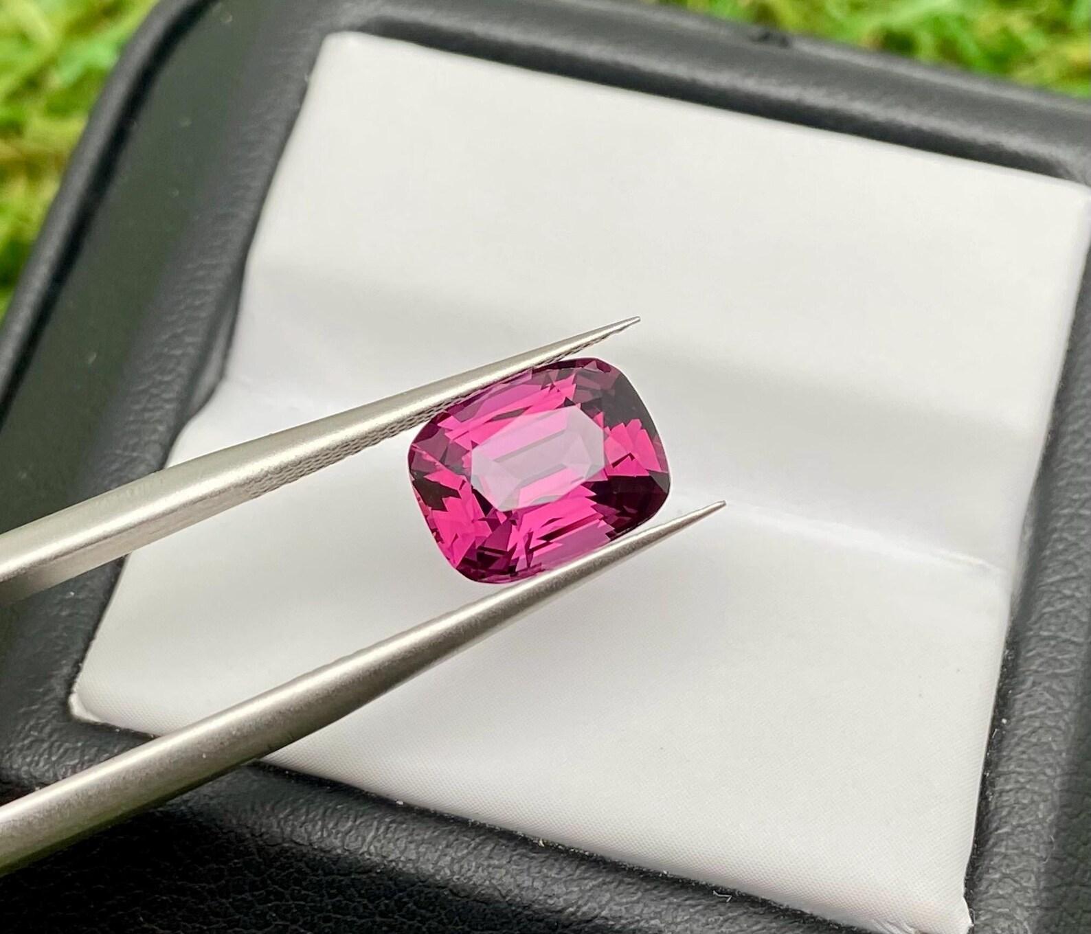 Gemma sciolta di Spinello rosa-violaceo naturale da 2,74 carati, Alta qualità, Taglio a cuscino in vendita 2