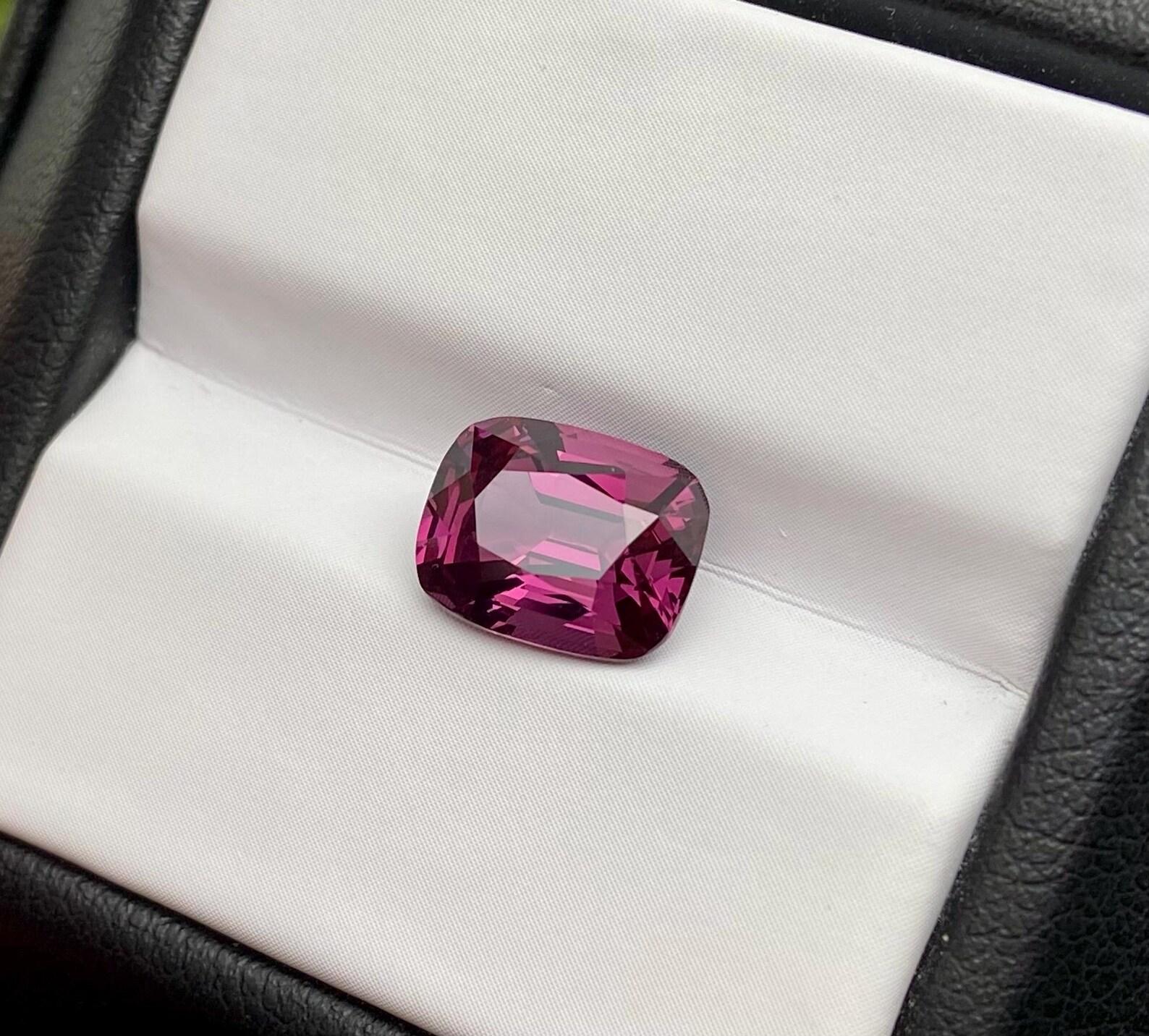 Gemma sciolta di Spinello rosa-violaceo naturale da 2,74 carati, Alta qualità, Taglio a cuscino in vendita 3