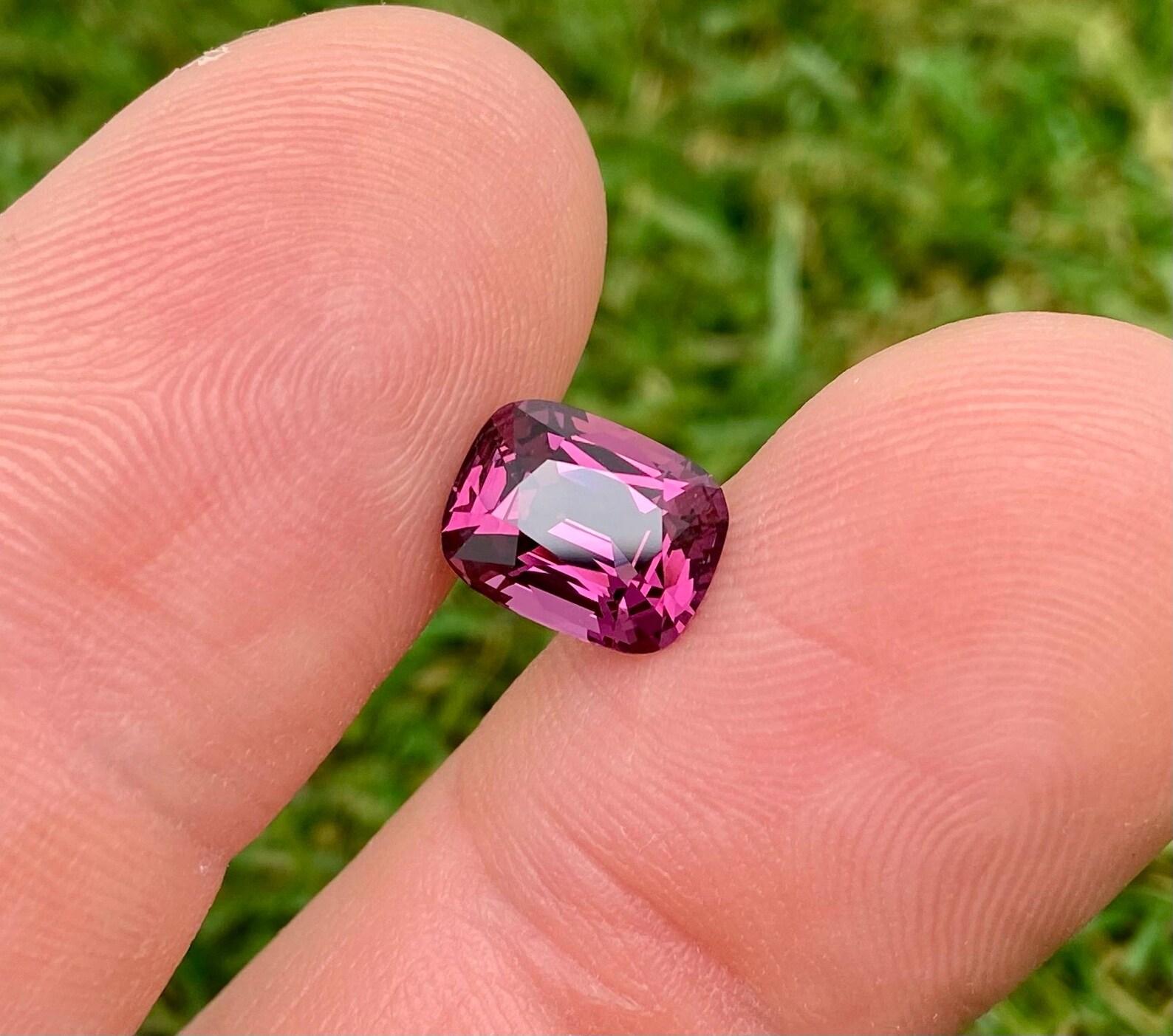 Gemma sciolta di Spinello rosa-violaceo naturale da 2,74 carati, Alta qualità, Taglio a cuscino in vendita 4