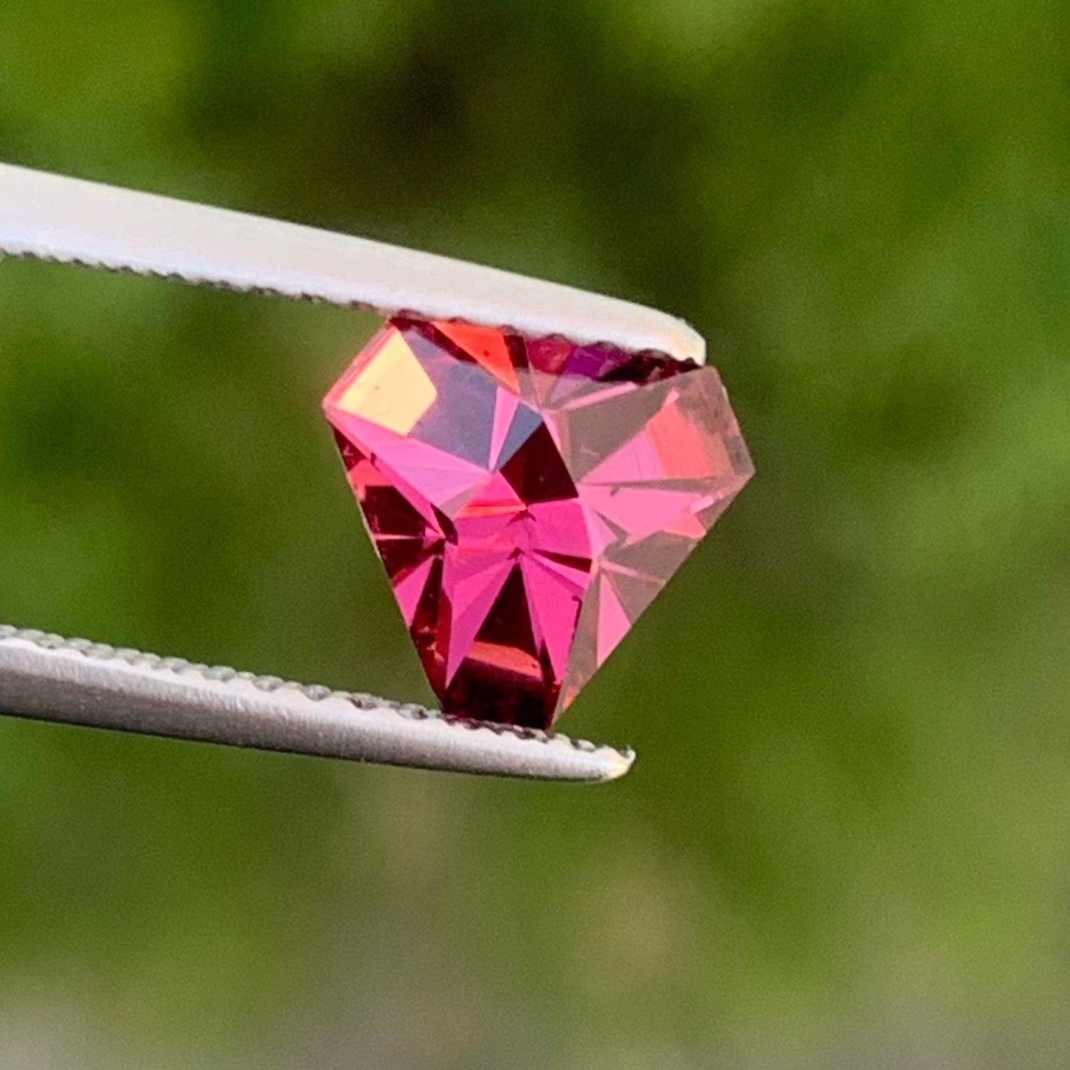 Women's or Men's Natural Purplish Red Garnet Gemstone 1.50 CT Malawi Loose Garnet For Jewelry For Sale