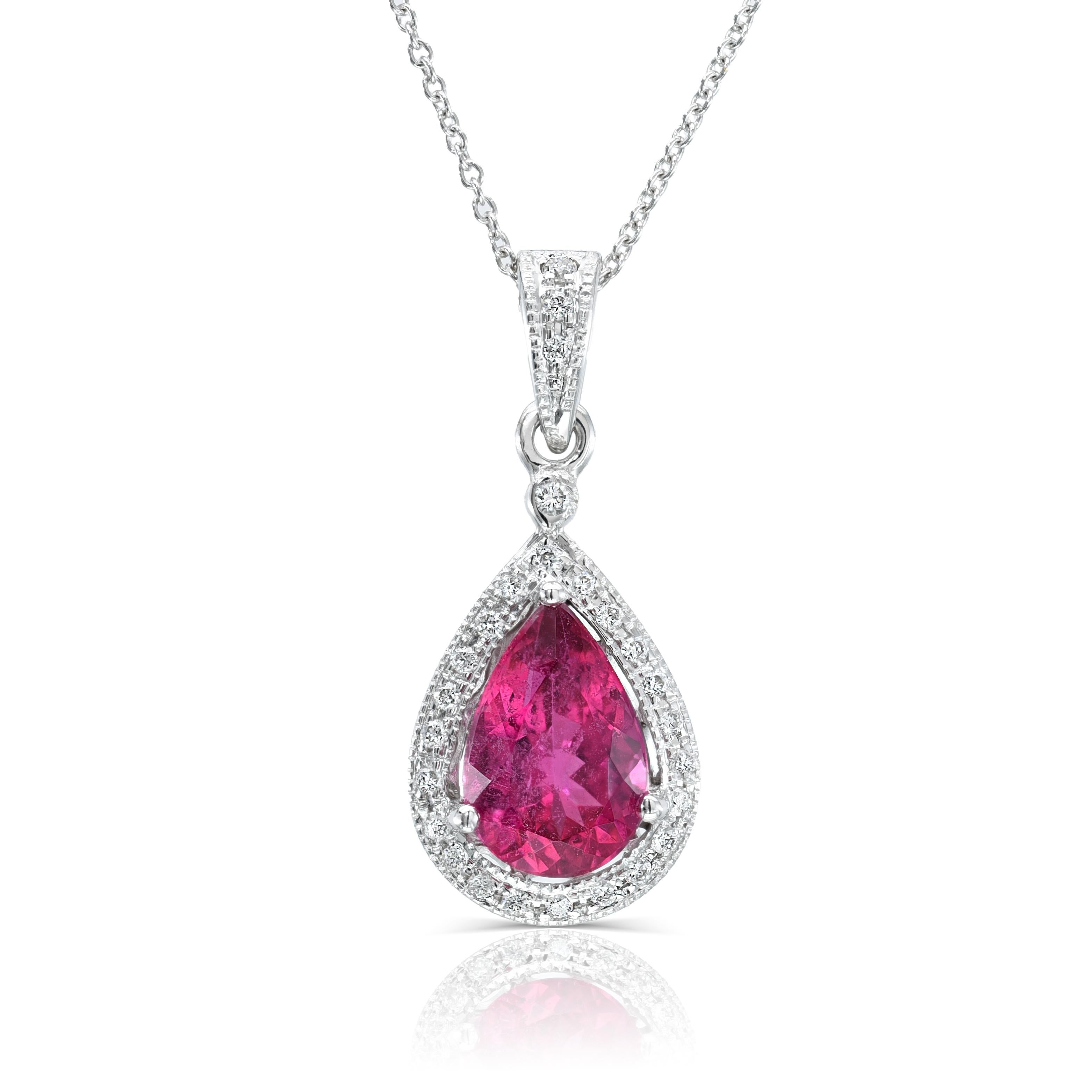 Scopri l'affascinante eleganza della rubellite rosso porpora naturale con questo splendido ciondolo, splendidamente incastonato in oro bianco 14K. Completato da diamanti scintillanti, questo pezzo mette in mostra un'eccezionale maestria e