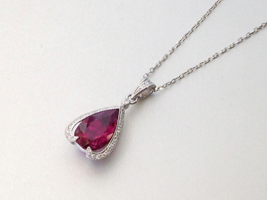 Taglio misto Gemma rubellite rossa violacea naturale da 2,18 carati in un ciondolo 14KWG con diamanti in vendita