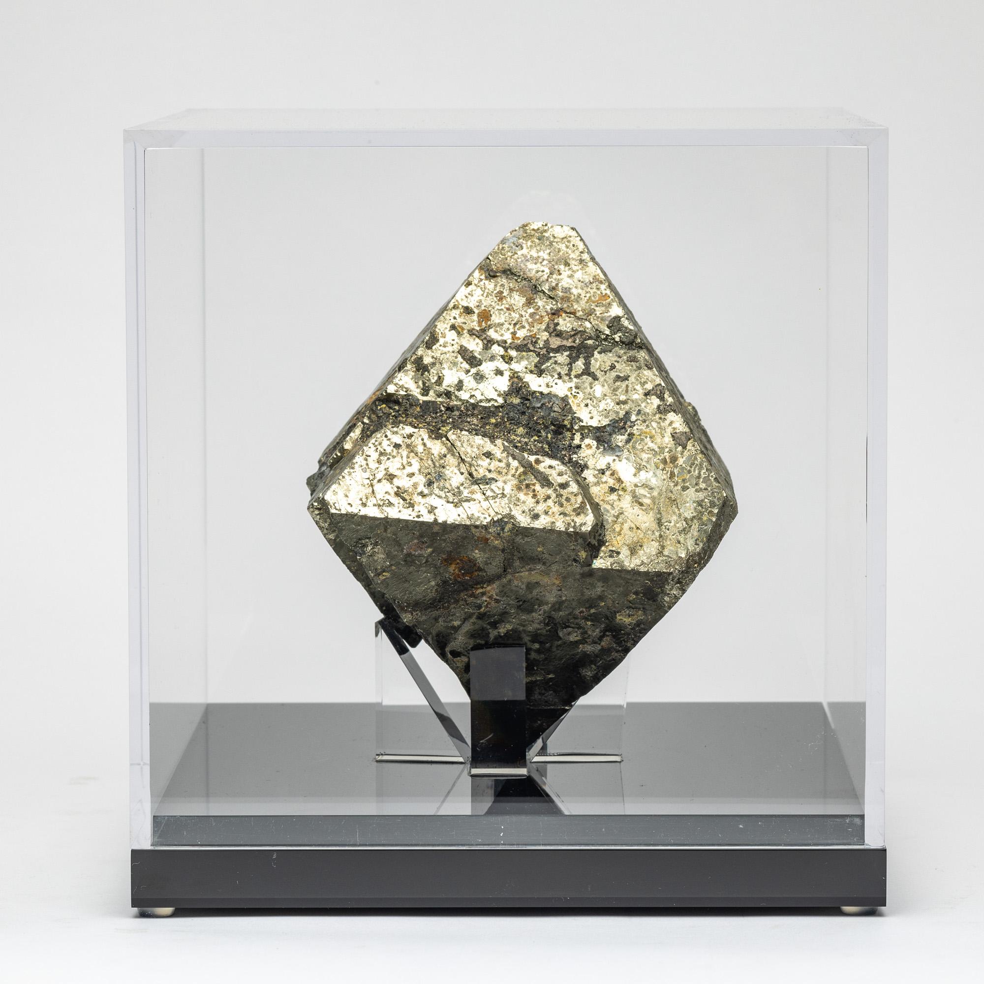 Origen: Perú

La pirita se da en una gran diversidad de ambientes, también podemos encontrar fósiles con recubrimientos de pirita, como los ammonites piritizados de Siberia.  La pirita es un mineral compuesto principalmente por sulfuro de hierro