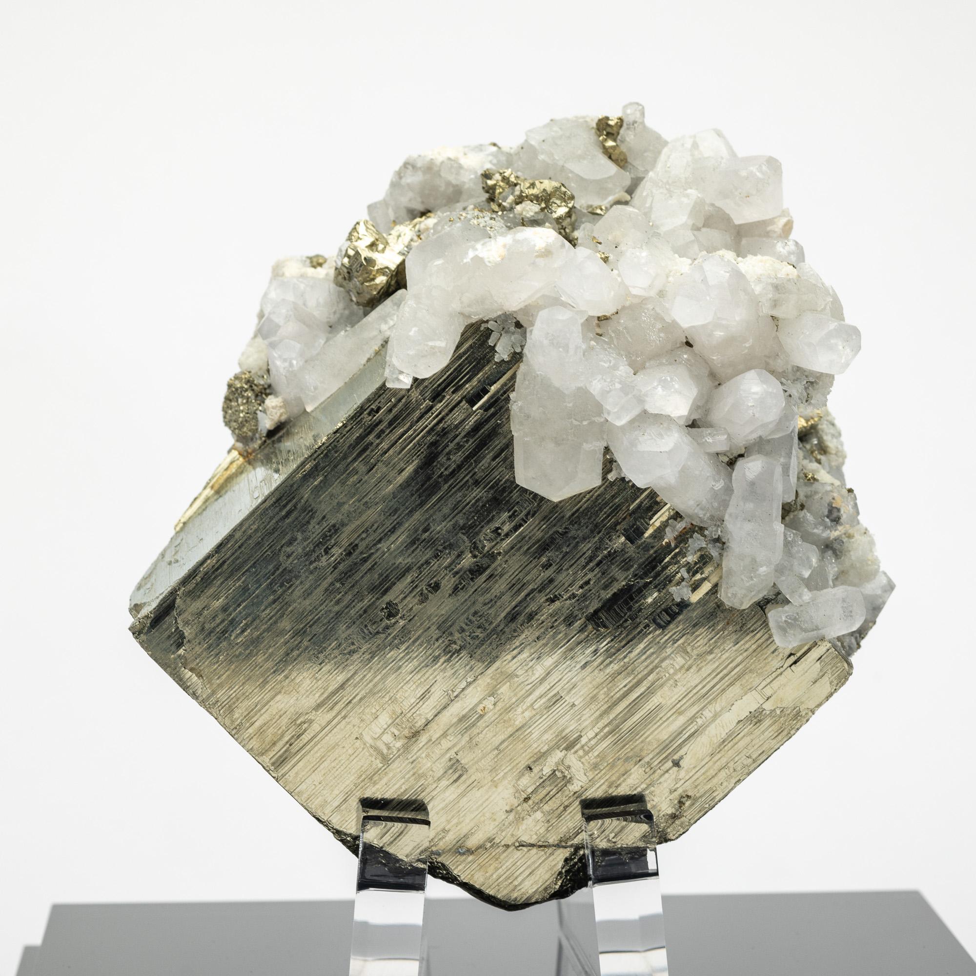 Origen: Perú

La pirita se da en una gran diversidad de ambientes, también podemos encontrar fósiles con recubrimientos de pirita, como los ammonites piritizados de Siberia.  La pirita es un mineral compuesto principalmente por sulfuro de hierro