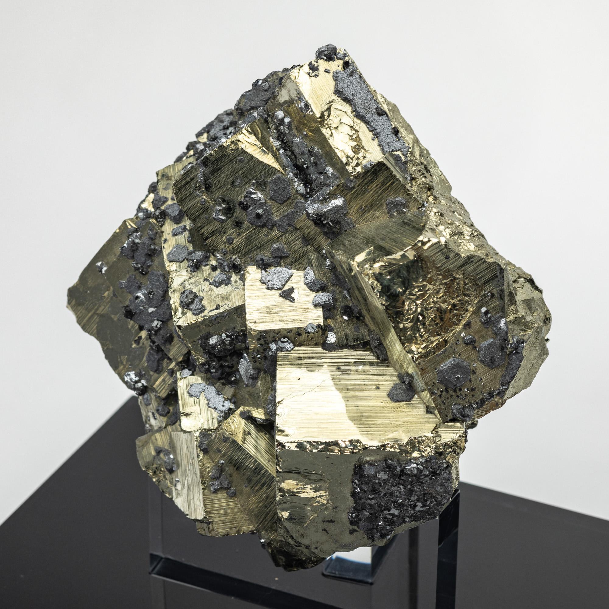 XXI secolo e contemporaneo Esemplare di pirite naturale con inclusioni di ematite montato su base acrilica personalizzata