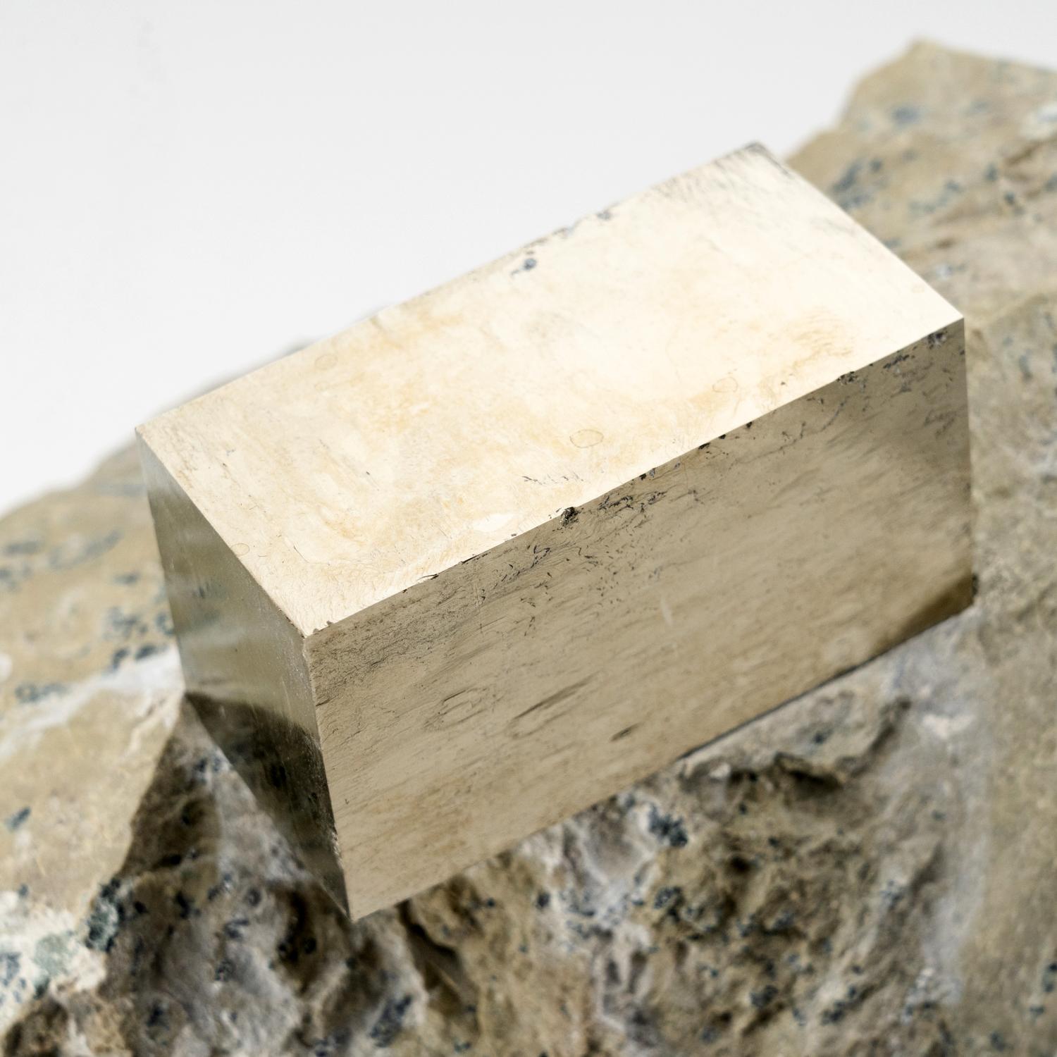 Pyrit auf Basalt aus Navajun, Spanien (6,5 lbs) im Zustand „Hervorragend“ im Angebot in New York, NY