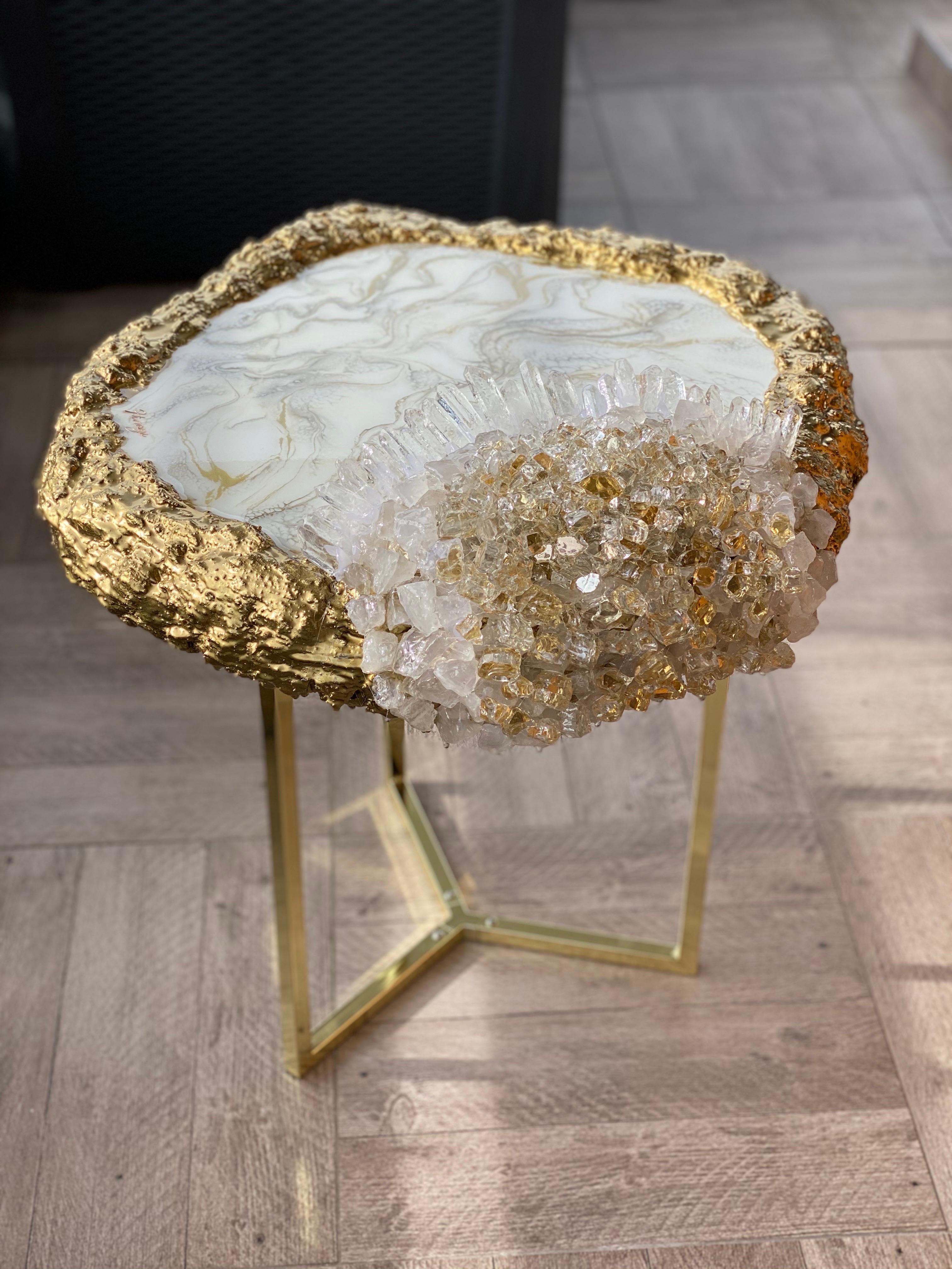 Introducing our marble and quartz-inspired table that breathes life into your home with its distinctive artistry and holistic appeal. The centerpiece mimics the splendour of a real geode, a captivating visual that reflects the captivating intricacy