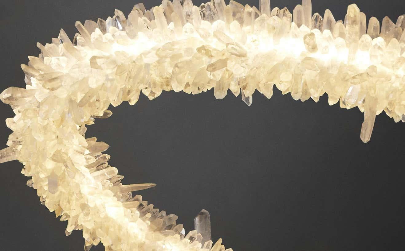 Sculpture lumineuse en cristal de quartz naturel - bague en diamant de Christopher Boots

Les cercles ont une résonance surnaturelle depuis l'Antiquité, incarnant les concepts de continuité et d'achèvement. L'anneau magique tire son pouvoir de sa