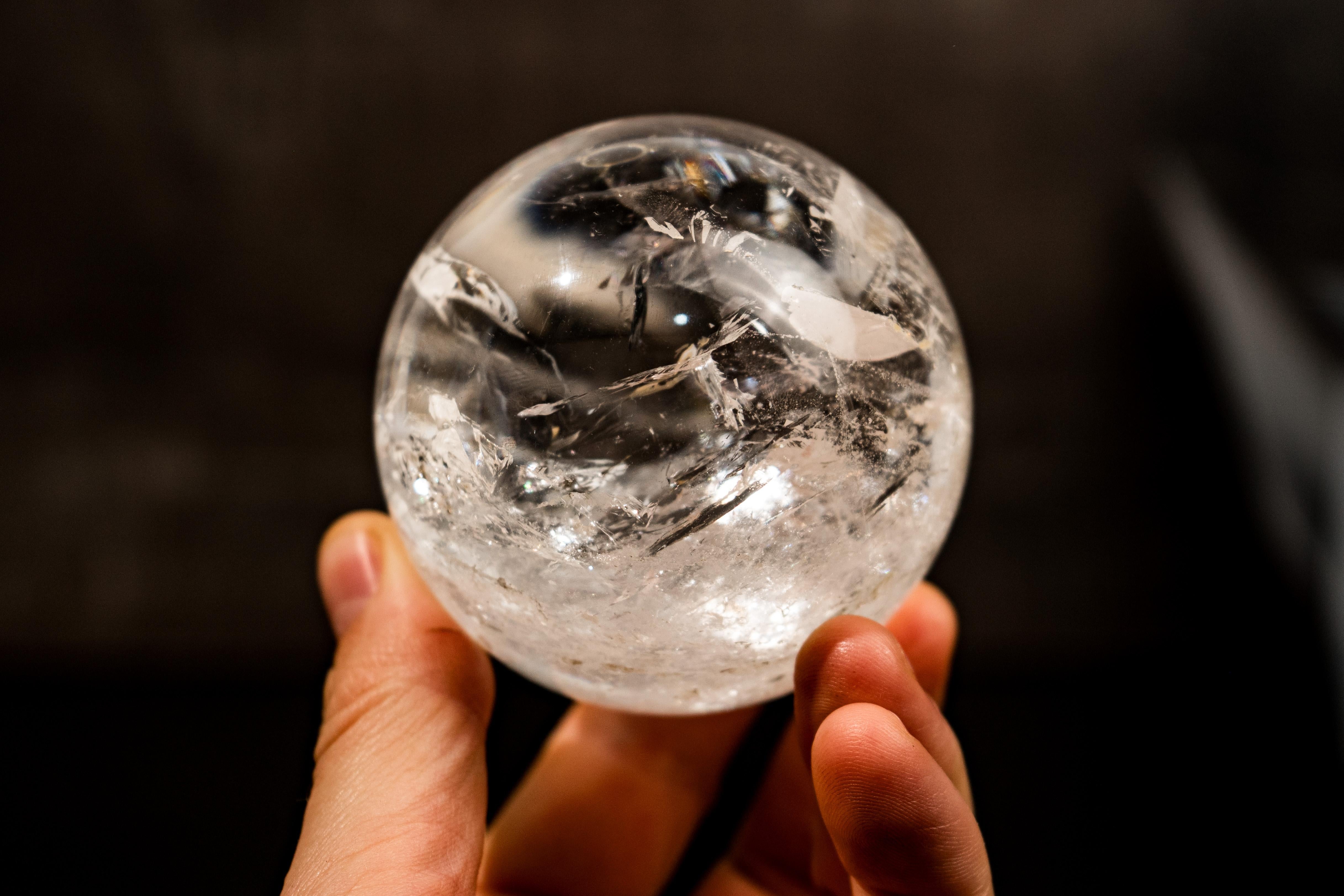 Sphère de cristal de quartz de haute qualité, un générateur d'arc-en-ciel entièrement naturel

▫️ Description

Il s'agit d'une sphère de quartz cristallin très spéciale dont l'intérieur génère de multiples grands arcs-en-ciel. Le cristal brut de
