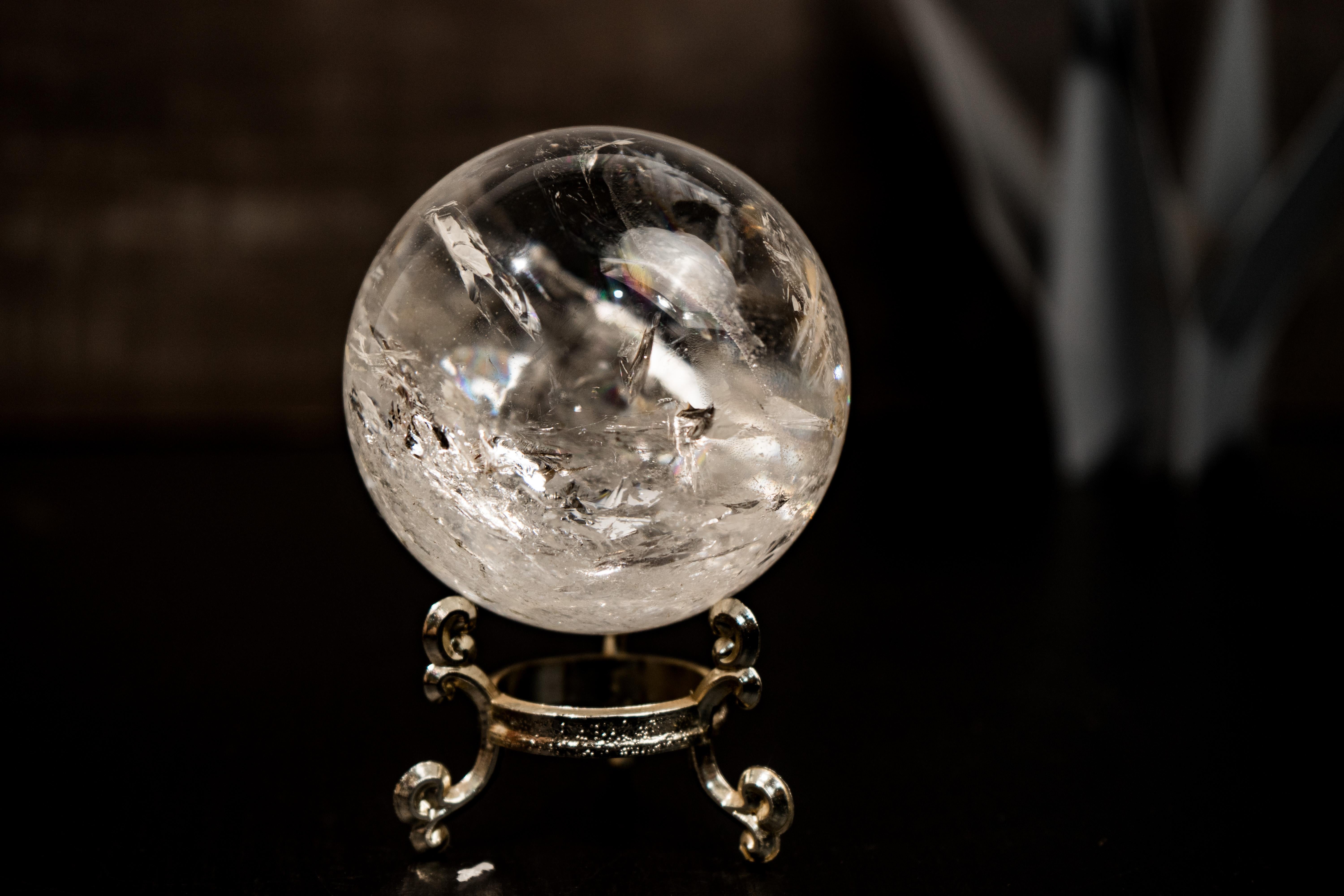Brésilien Sphère de quartz générateur arc-en-ciel naturel en vente