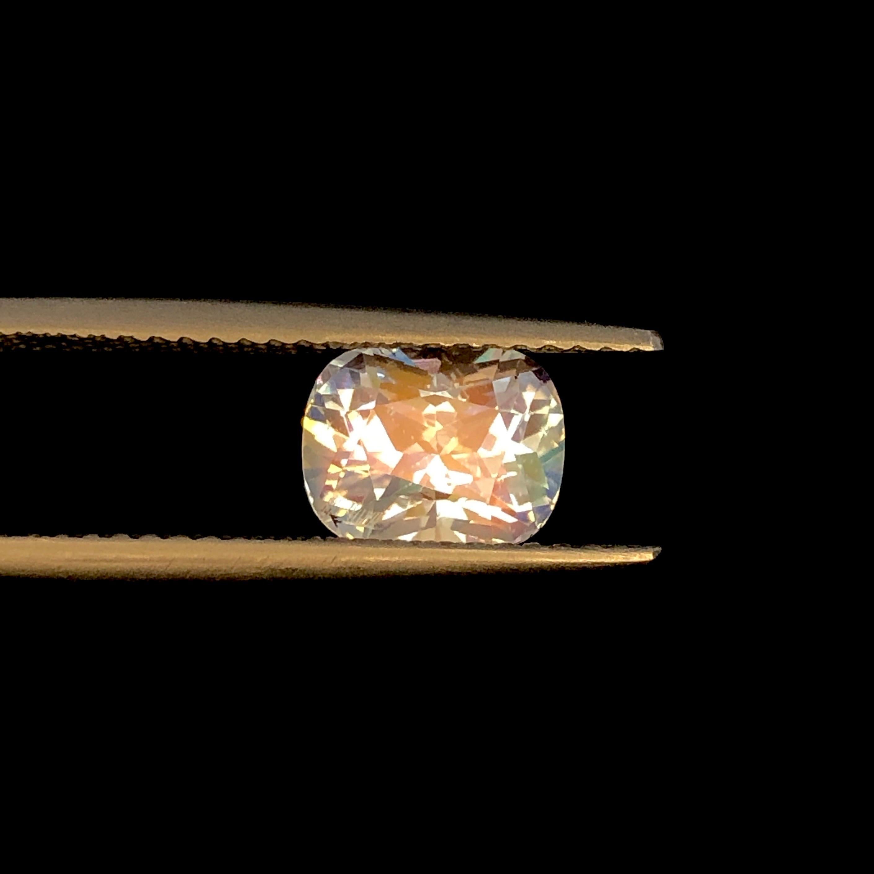 Pietra di luna arcobaleno naturale certificata  1,47 ct Cuscino In condizioni Nuovo in vendita a Bangkok, TH