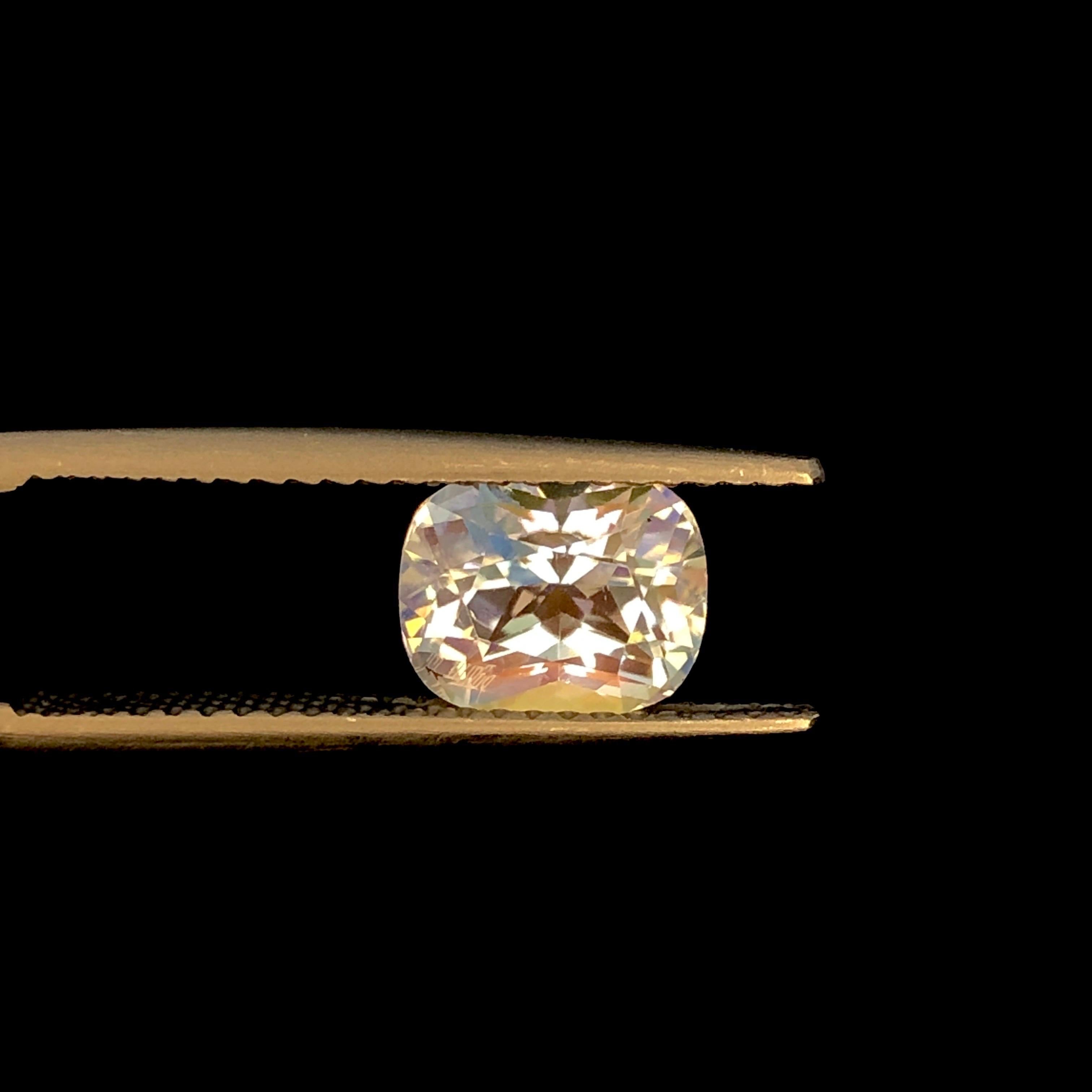 da uomo o donna Pietra di luna arcobaleno naturale certificata  1,47 ct Cuscino in vendita