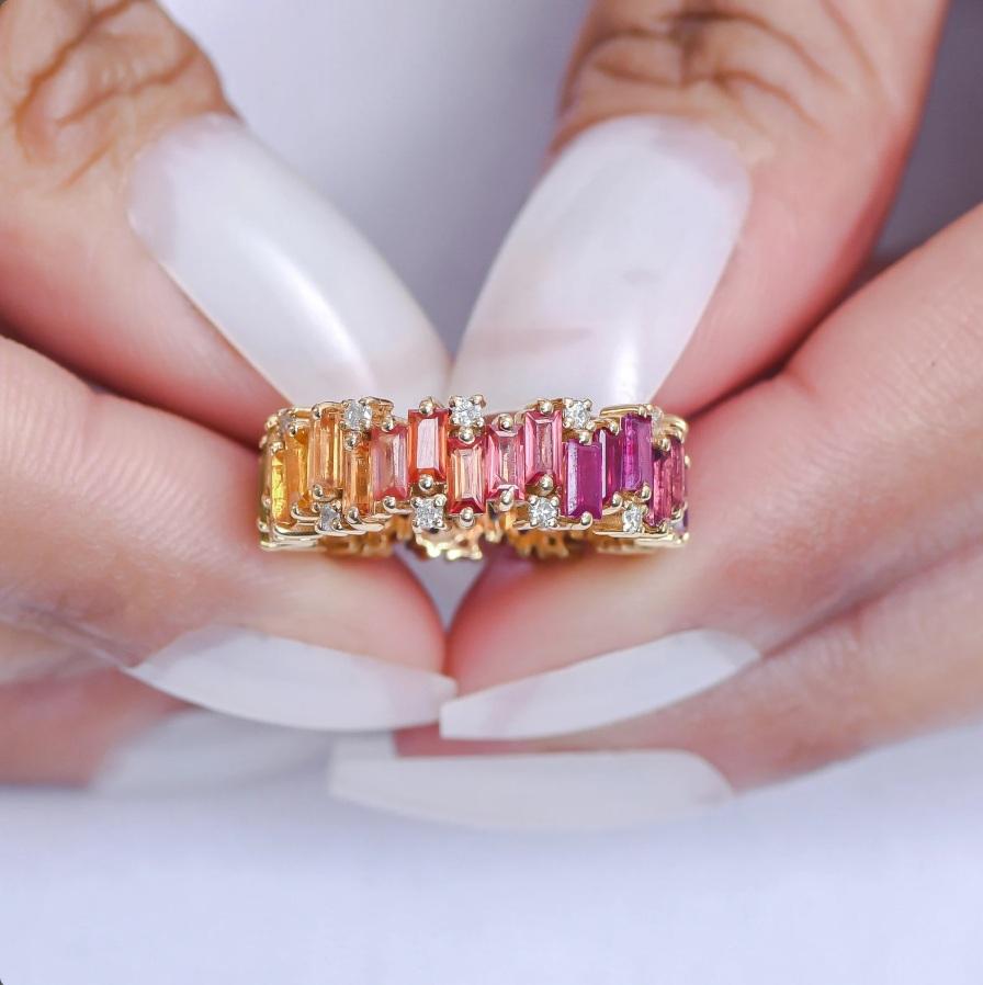 Anello eternità con gemma arcobaleno e zaffiro in oro  Anello con diamante arcobaleno naturale a zig zag  Anello Raimbow con pietre preziose e diamanti, oro

DETTAGLI DELLA GEMMA :
✦ Pietra preziosa: Zaffiro arcobaleno
✦ Tipo di gemma : Nature
✦