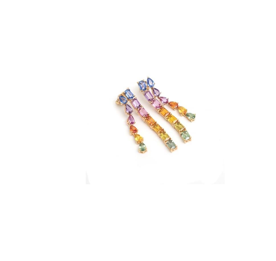 Natural rainbow sapphire earrings in 18k gold en Nuevo estado para la venta en jaipur, IN