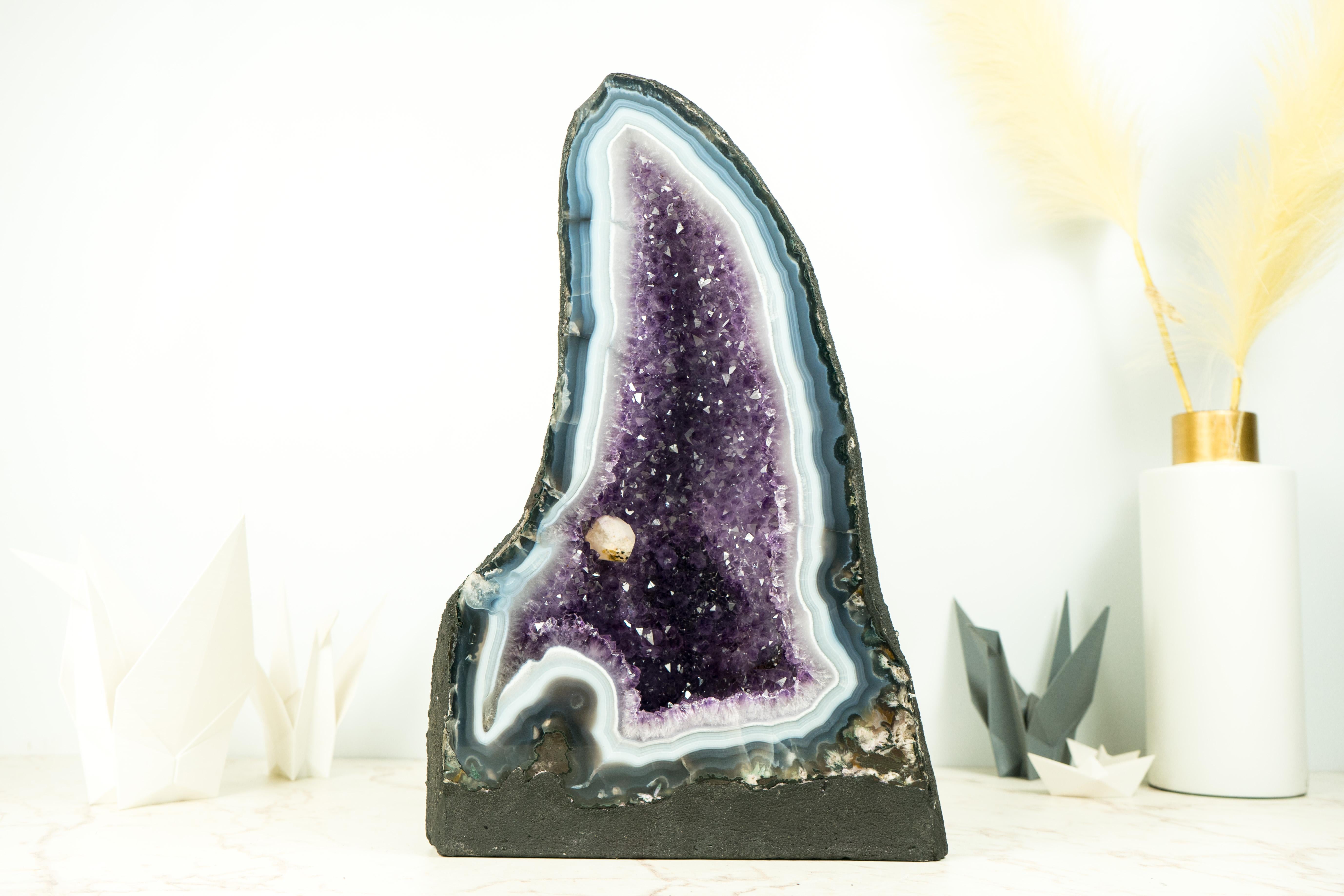 Geoda de Ágata Rara Natural Catedral con Ágata Encaje Blanco y Azul y Calcita en venta 4