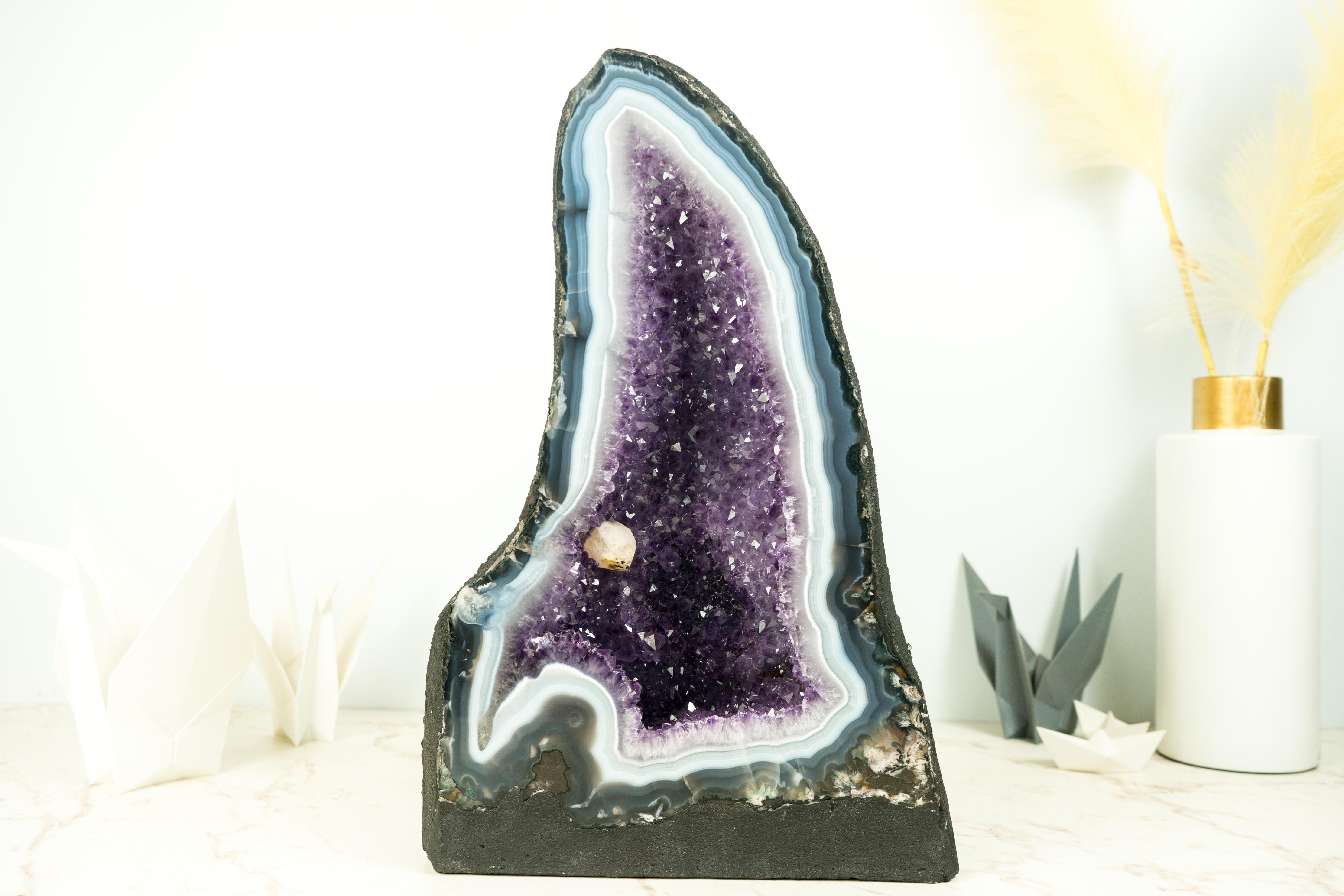 Geoda rara: Atrevida Geoda de Ágata con Bandas Azules y Blancas Intensas con Preciosa Amatista Violeta Lavanda e Inclusión de Calcita

▫️ Descripción

Esta geoda de ágata, con sus atrevidos cordones curvilíneos y sexy forma, es un magnífico ejemplar