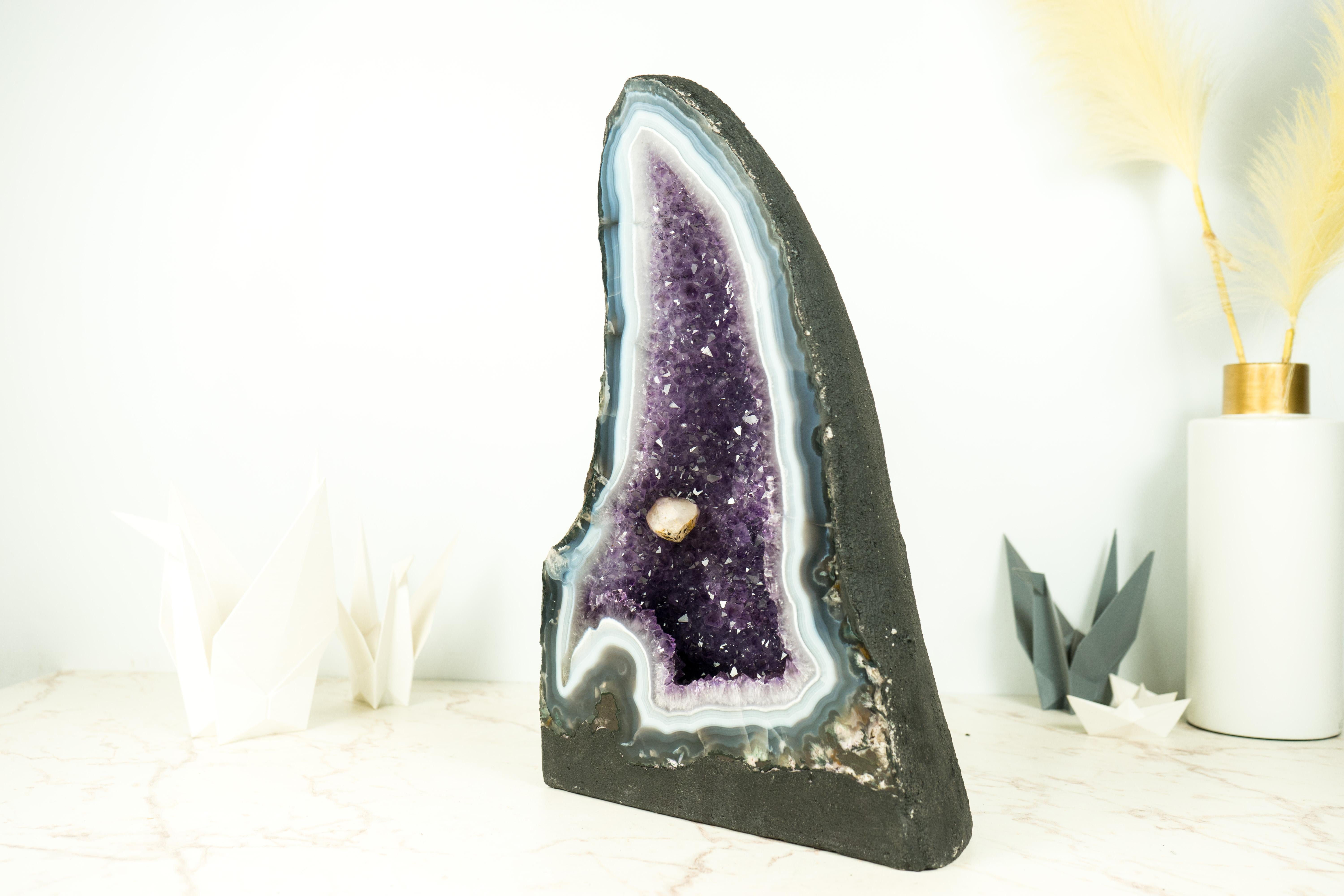 Geoda de Ágata Rara Natural Catedral con Ágata Encaje Blanco y Azul y Calcita Brasileño en venta