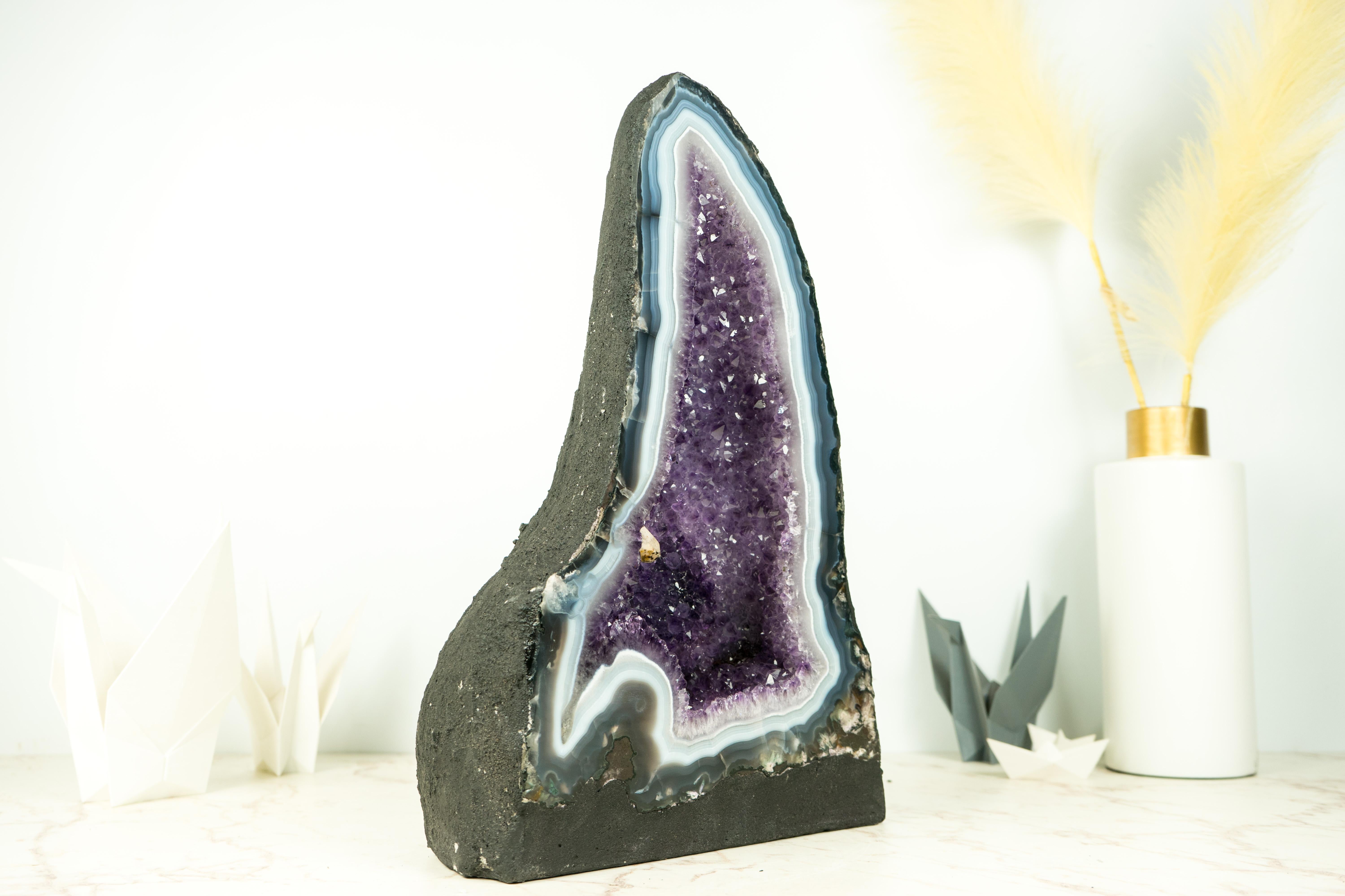 Geoda de Ágata Rara Natural Catedral con Ágata Encaje Blanco y Azul y Calcita en Nuevo estado para la venta en Ametista Do Sul, BR