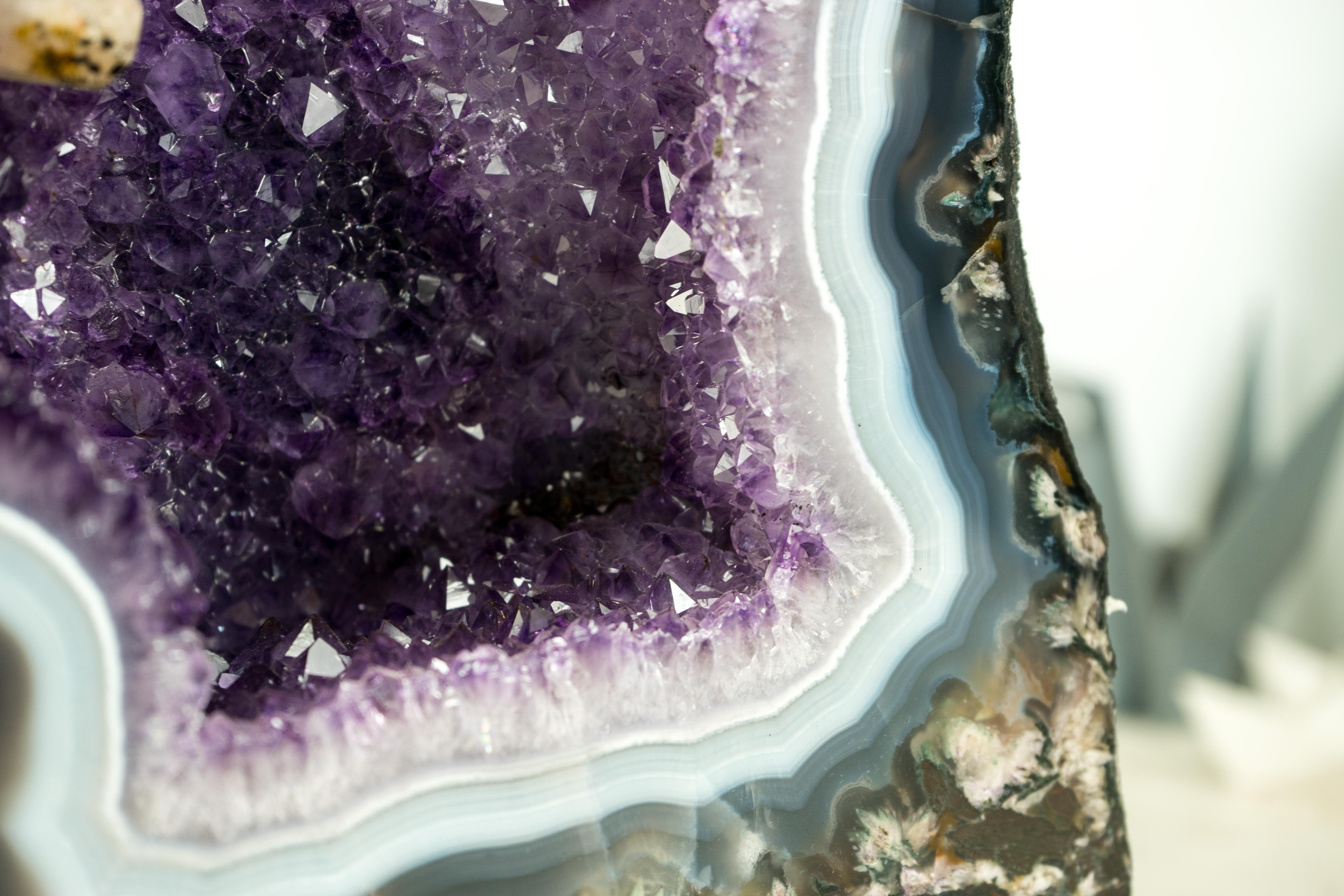 Geoda de Ágata Rara Natural Catedral con Ágata Encaje Blanco y Azul y Calcita Siglo XXI y contemporáneo en venta