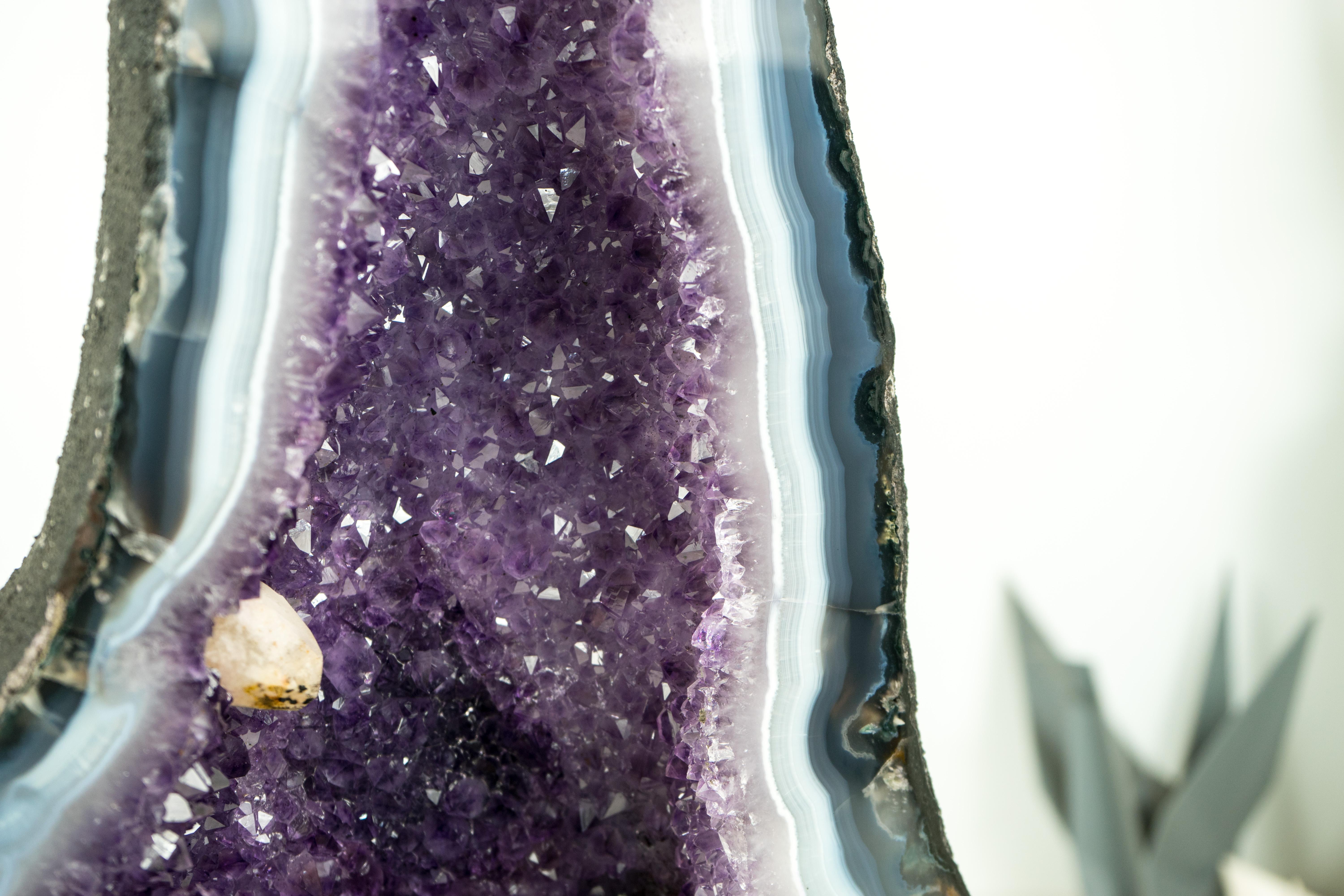 Geoda de Ágata Rara Natural Catedral con Ágata Encaje Blanco y Azul y Calcita Cristal en venta