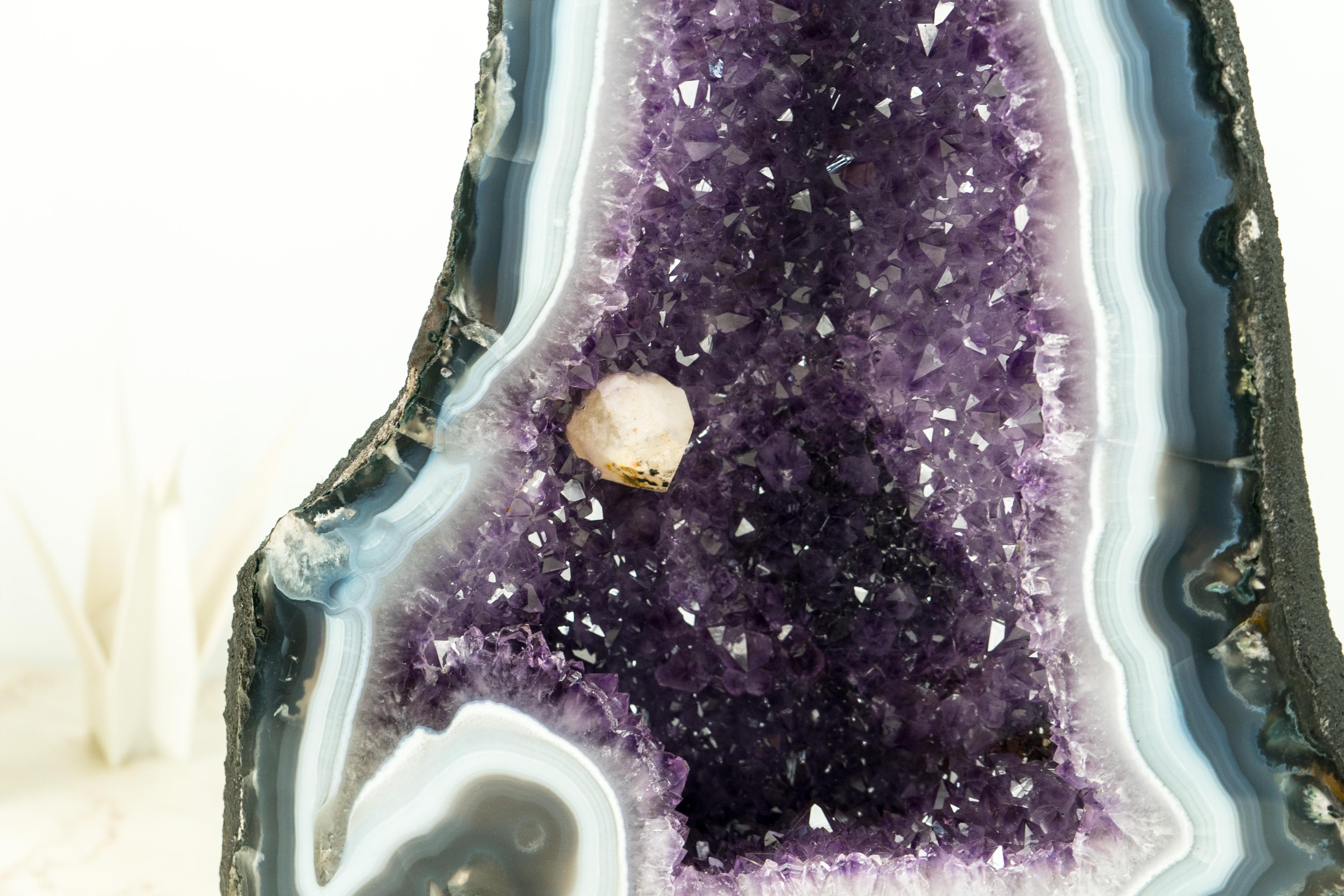 Geoda de Ágata Rara Natural Catedral con Ágata Encaje Blanco y Azul y Calcita en venta 2