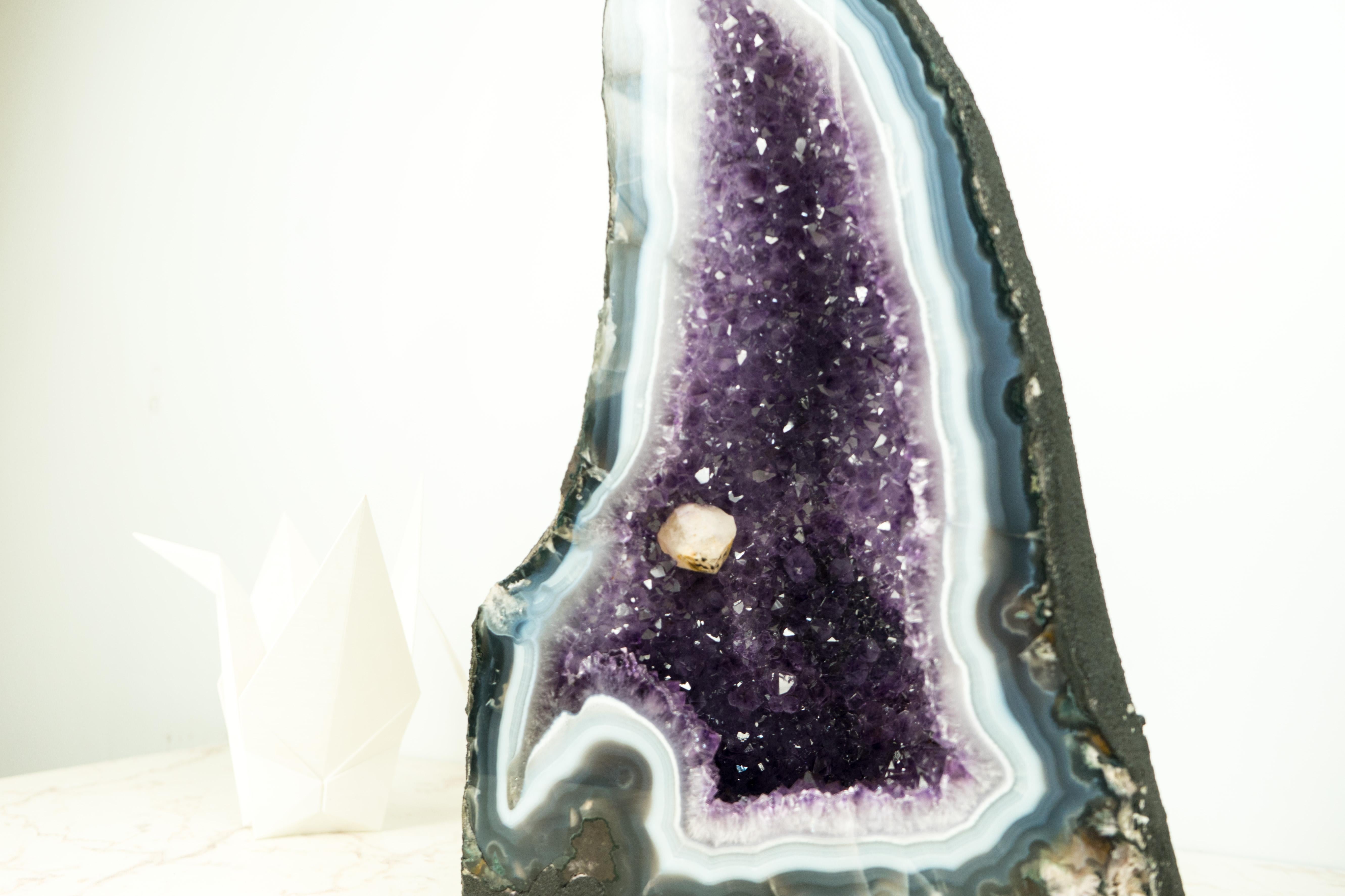 Geoda de Ágata Rara Natural Catedral con Ágata Encaje Blanco y Azul y Calcita en venta 3
