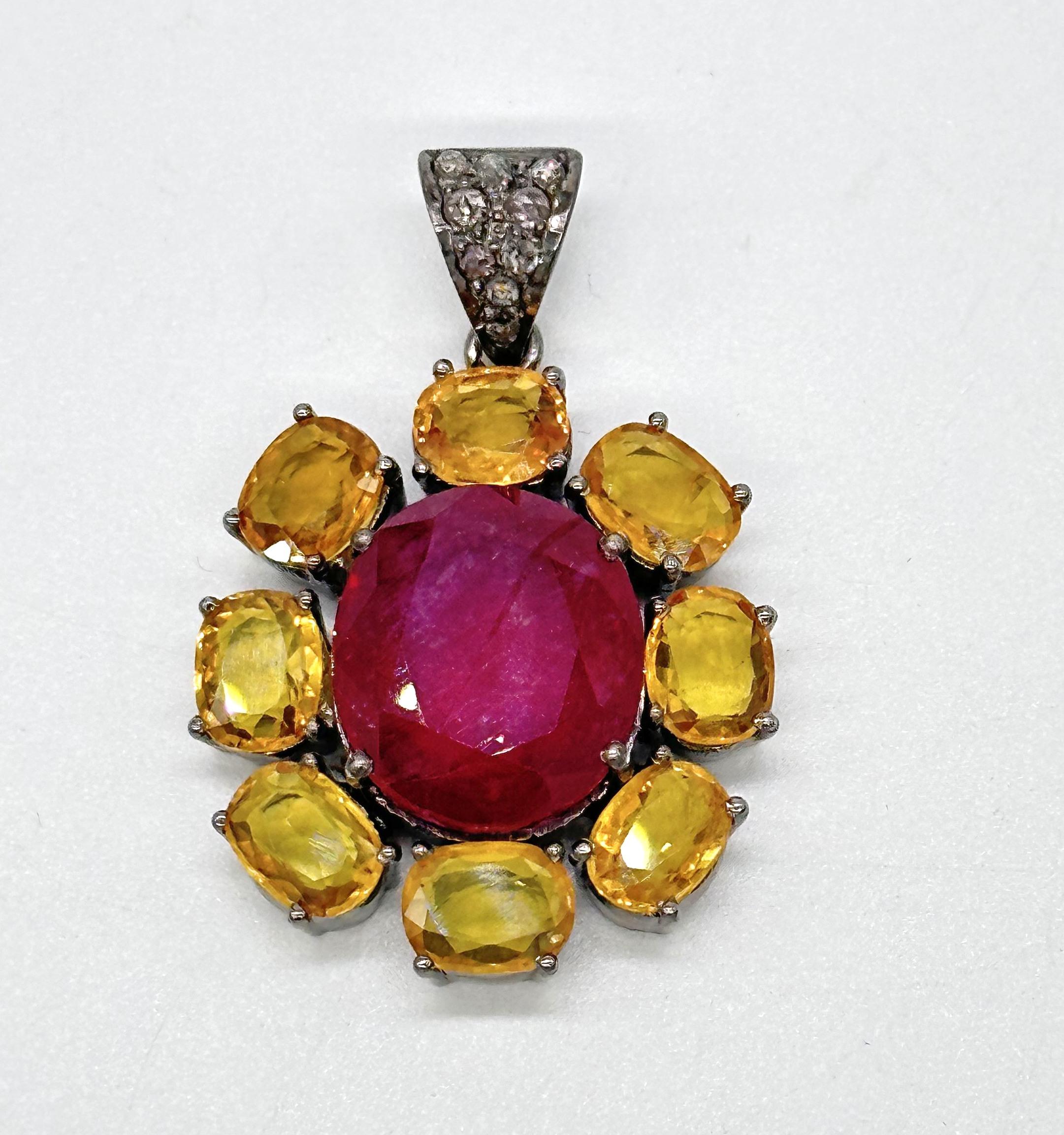 Ce magnifique pendentif rétro est composé d'argent oxydé avec un rubis naturel rare de grande taille et un saphir jaune naturel lustré. L'aspect rétro du pendentif est rehaussé par les diamants pavés qui y sont soigneusement sertis. L'argent oxydé