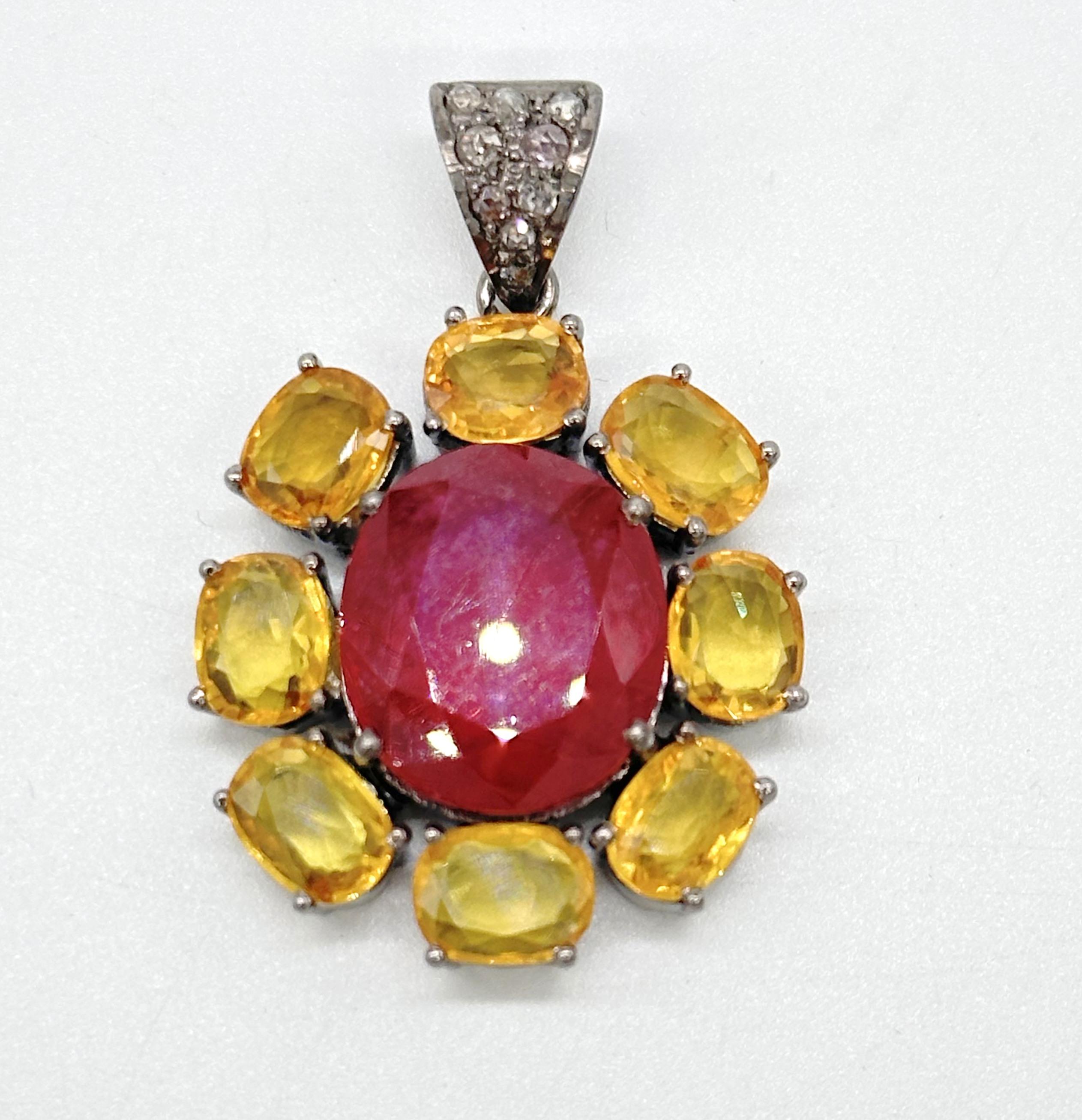 Artiste Pendentif fleur rare en argent sterling avec gros rubis, saphir jaune et diamants en vente
