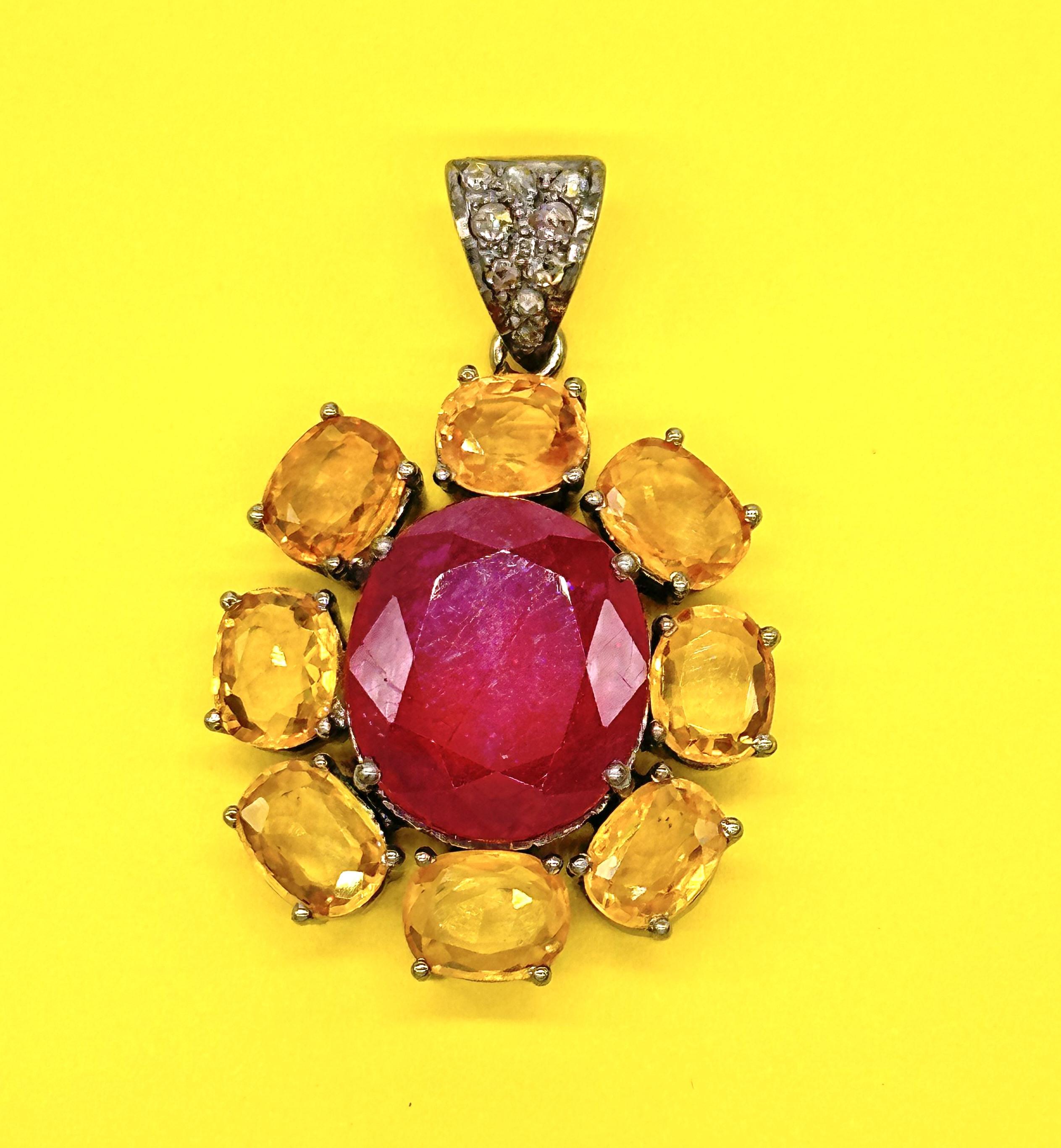 Taille mixte Pendentif fleur rare en argent sterling avec gros rubis, saphir jaune et diamants en vente