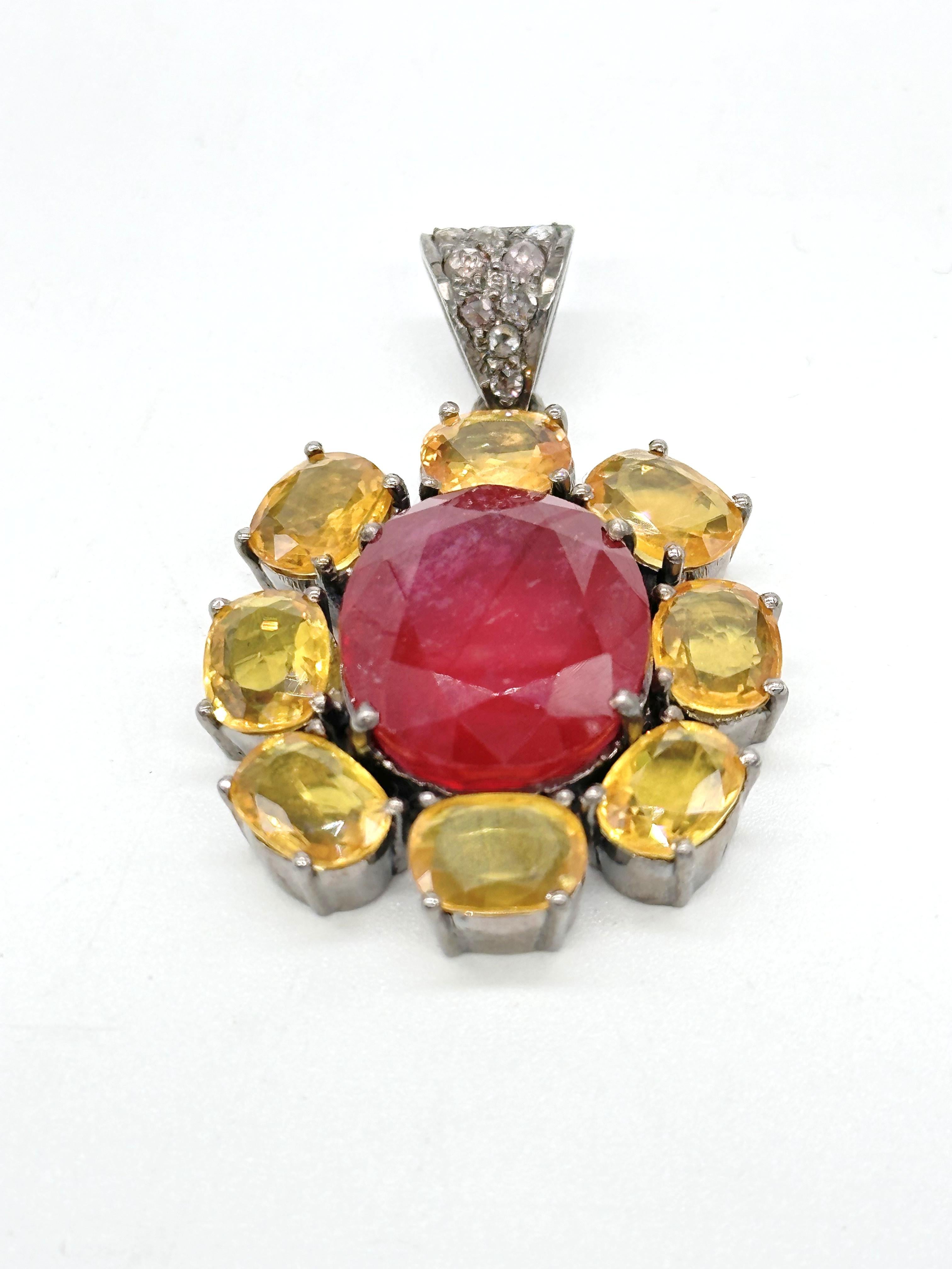 Pendentif fleur rare en argent sterling avec gros rubis, saphir jaune et diamants Neuf - En vente à Delhi, DL