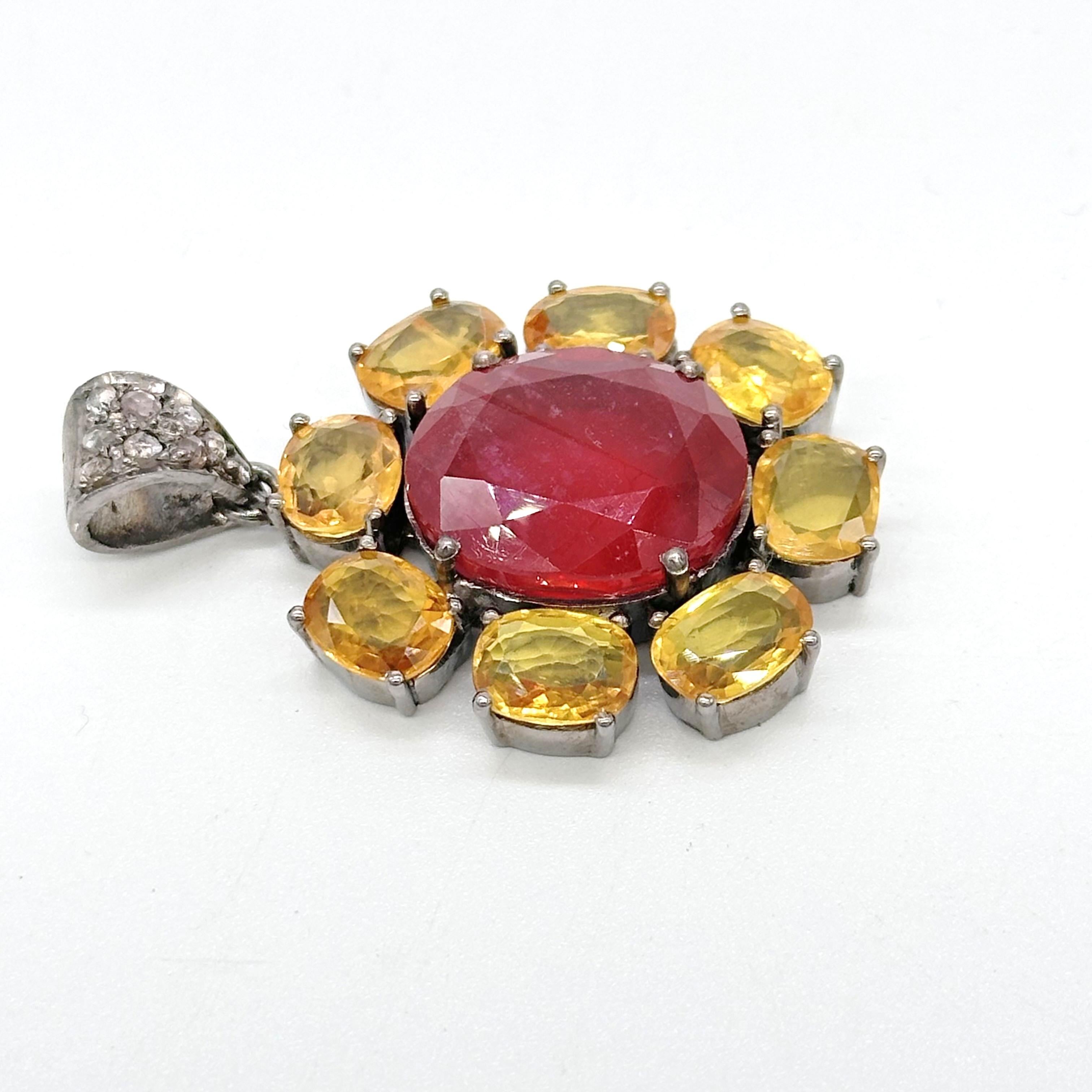Pendentif fleur rare en argent sterling avec gros rubis, saphir jaune et diamants Unisexe en vente