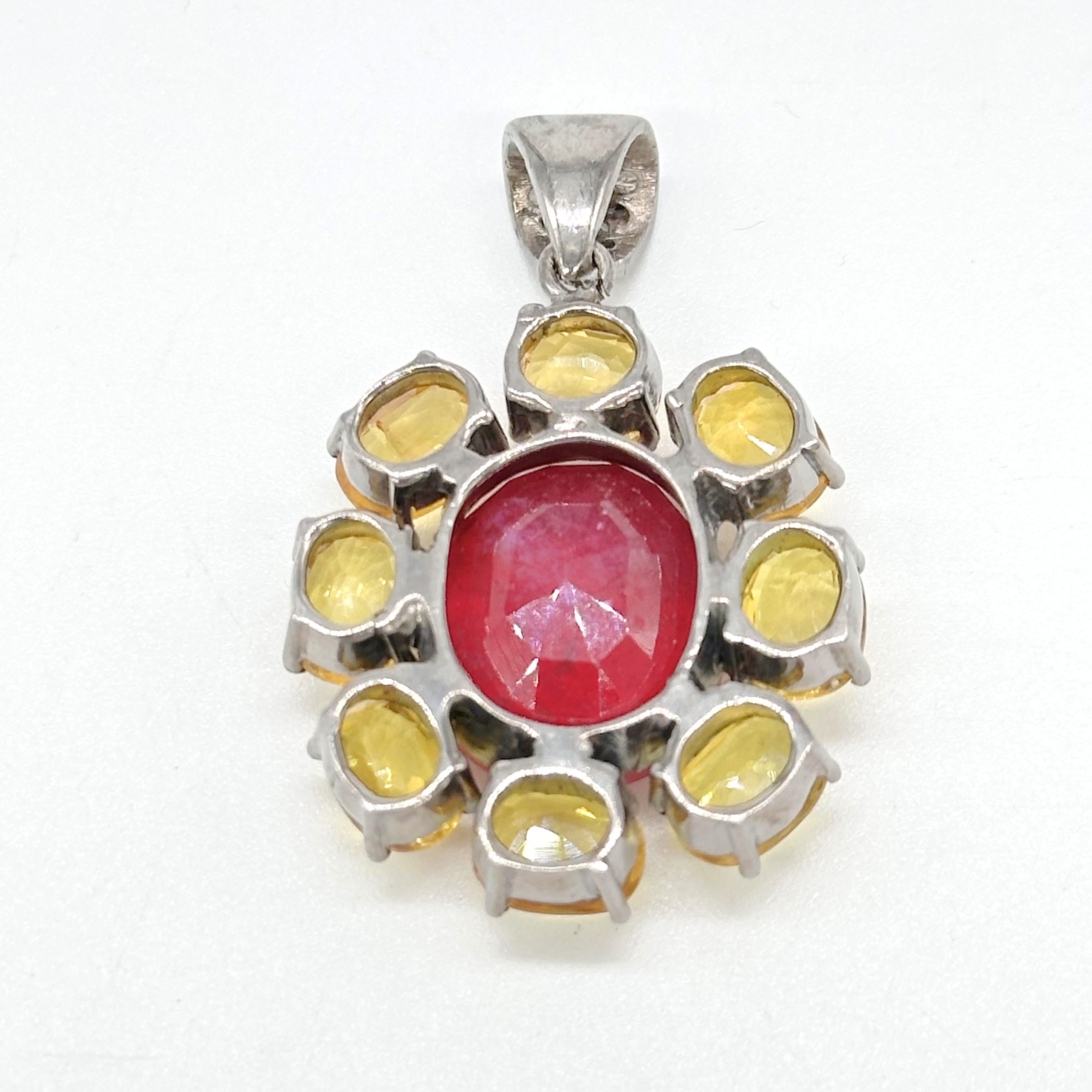 Pendentif fleur rare en argent sterling avec gros rubis, saphir jaune et diamants en vente 1