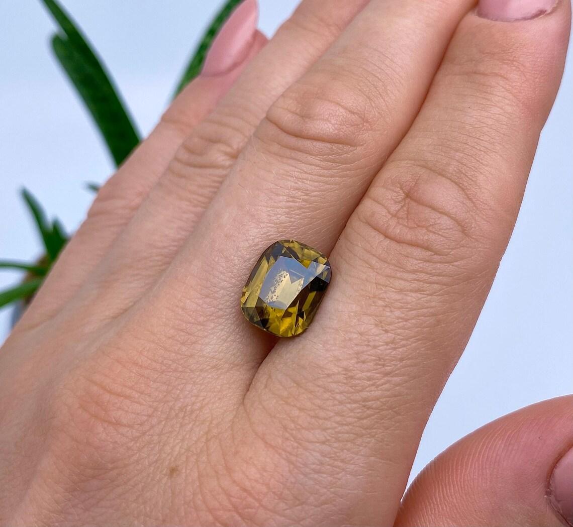 Zircone naturale giallo verdastro di colore raro dello Sri Lanka 10,74 carati! Certificato!!!!
Laboratorio certificato
Colore della gemma: giallo verdastro
Tipo di pietra preziosa: Zircone
Dimensioni della gemma: 11,93x9,71x8,25mm
Grado di taglio: