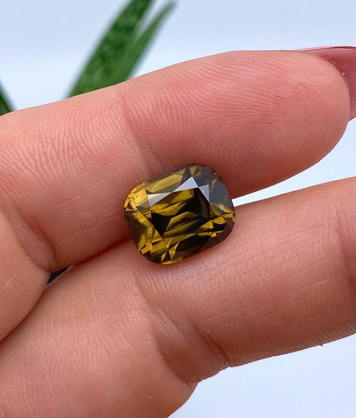 Zircone naturale giallo verdastro di colore raro dello Sri Lanka 10,74 carati! Certificato!!! In condizioni Nuovo in vendita a Daugavpils, LV