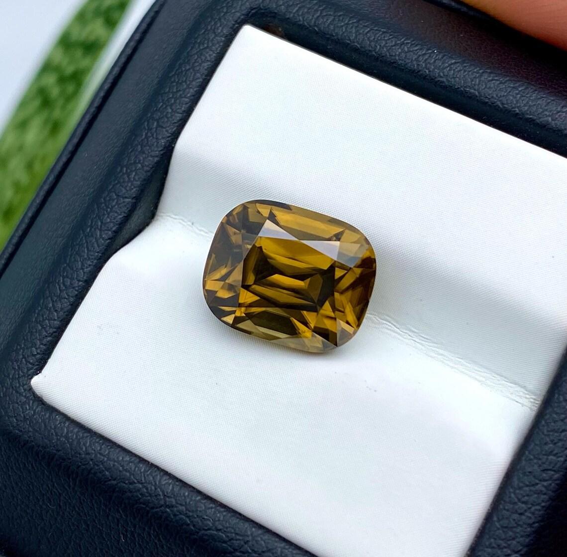 da uomo o donna Zircone naturale giallo verdastro di colore raro dello Sri Lanka 10,74 carati! Certificato!!! in vendita