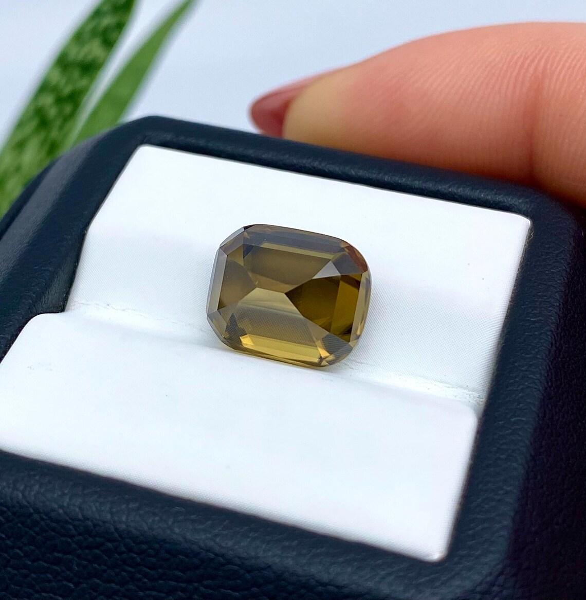 Zircone naturale giallo verdastro di colore raro dello Sri Lanka 10,74 carati! Certificato!!! in vendita 1