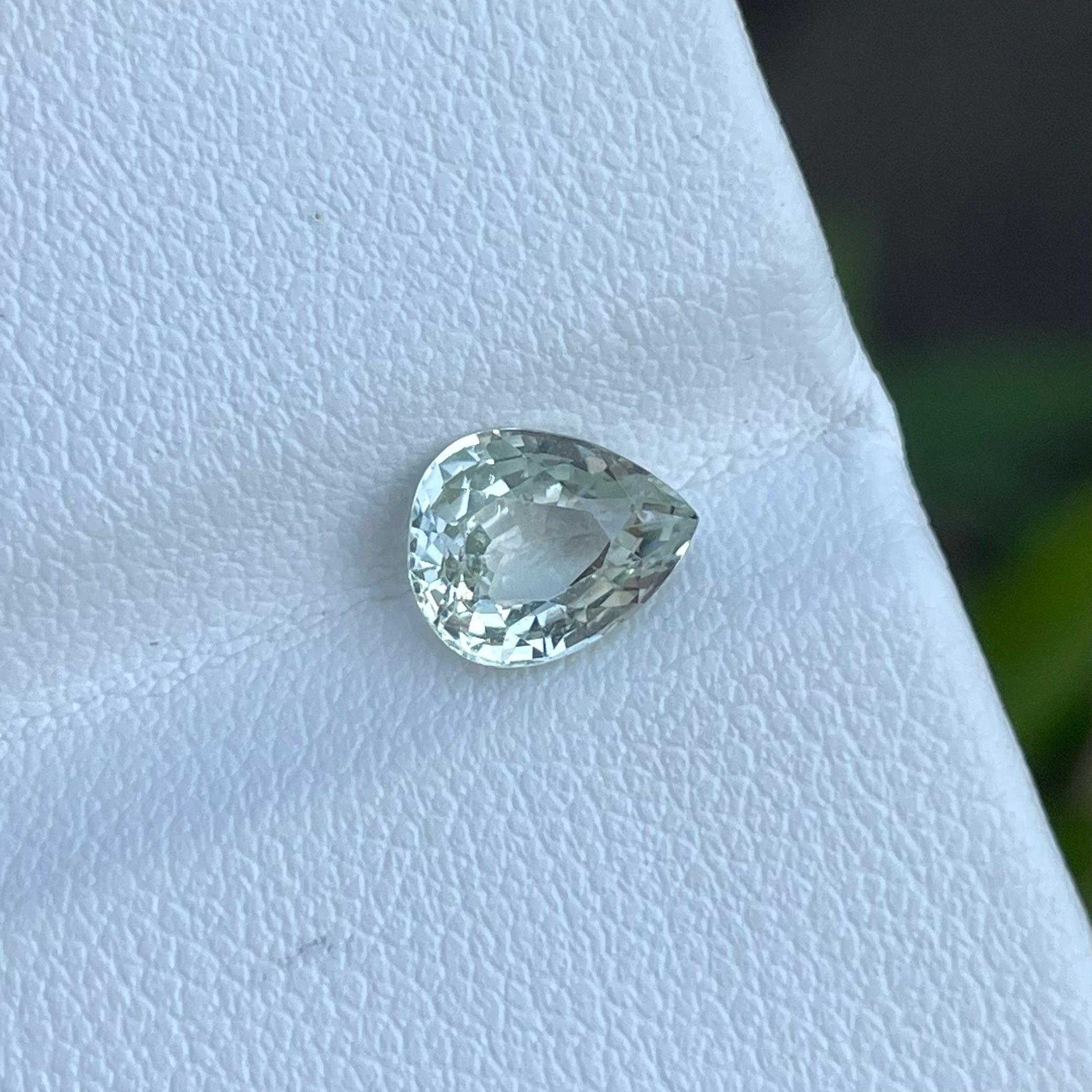 Moderne Saphir blanc naturel rare pierre non sertie de 1,75 carat, saphir chauffé pour bijoux en vente