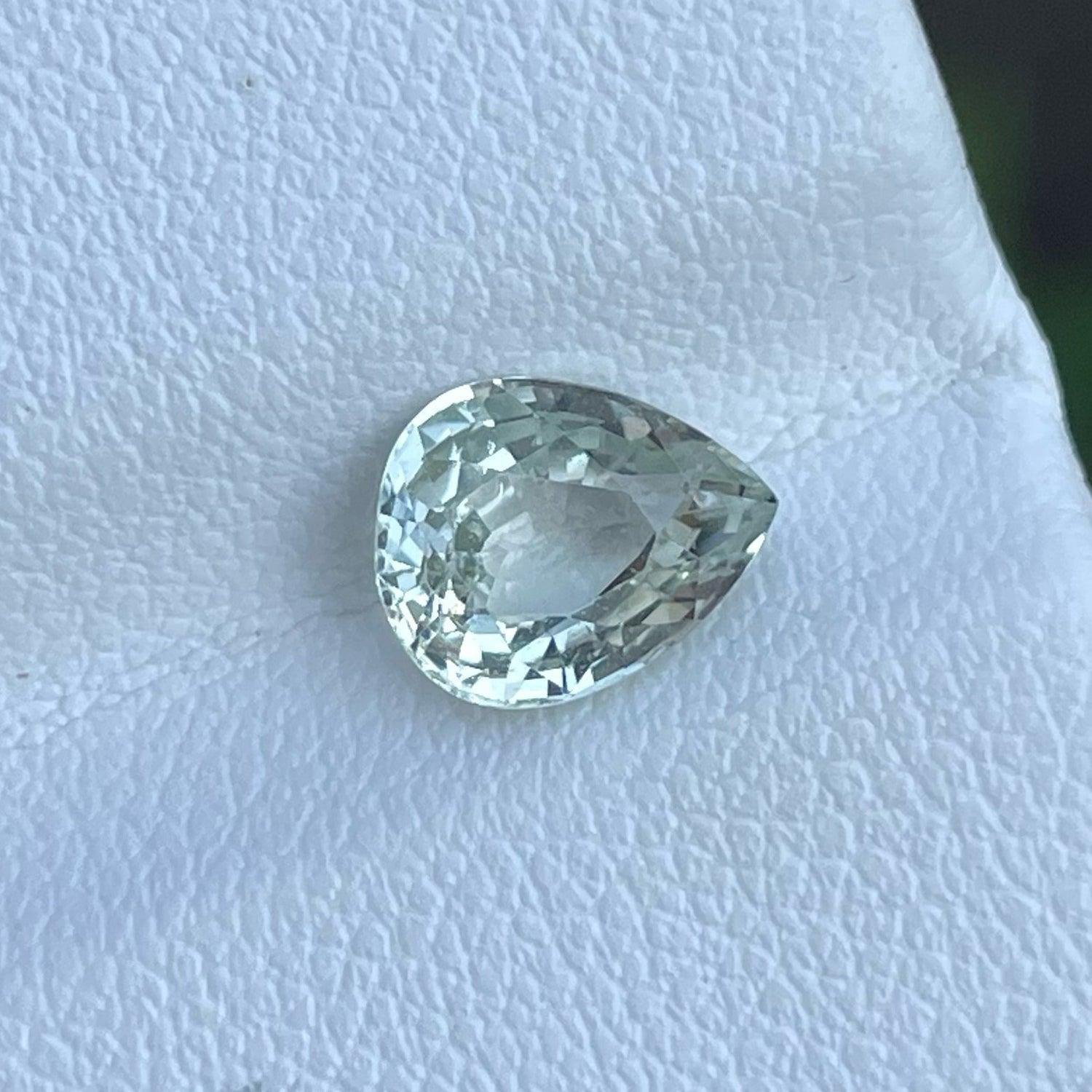 Modern Natural Rare White Sapphire Loose Stone 1.75 Carats Heated Sapphire for Jewelry For Sale