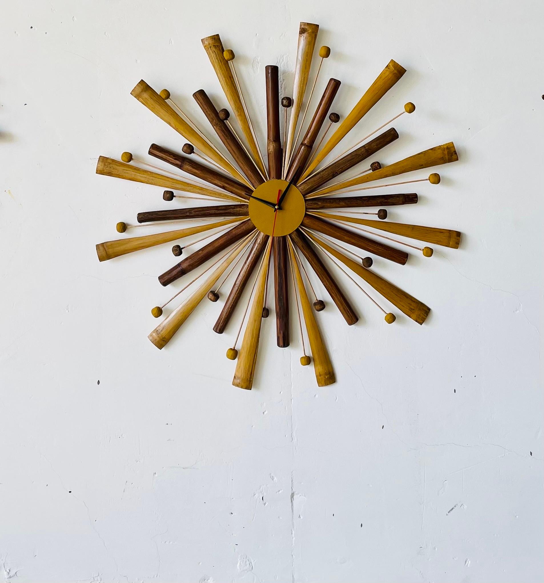 Natürliche Rattan und Bambus Mid Century Stil Starburst Uhr Hand Made (Philippinisch) im Angebot