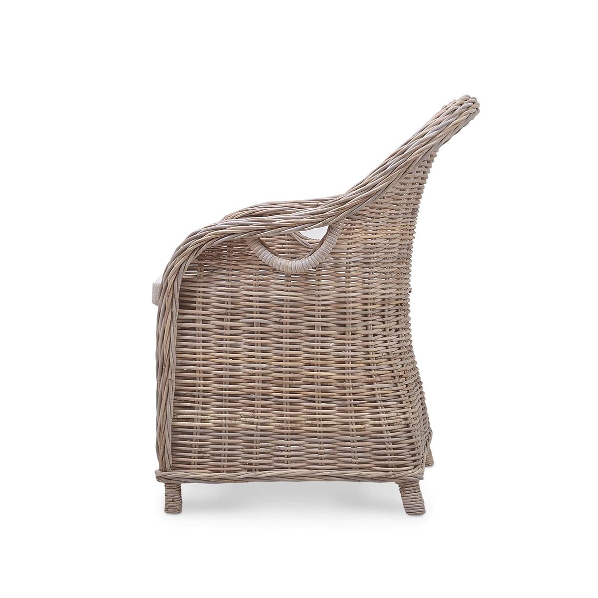 Avec sa structure en rotin naturel magnifiquement tressé, cette chaise apporte une touche de fraîcheur et de légèreté à n'importe quel environnement. Le coussin en tissu performant assure le confort et résiste aux taches, ce qui le rend idéal pour