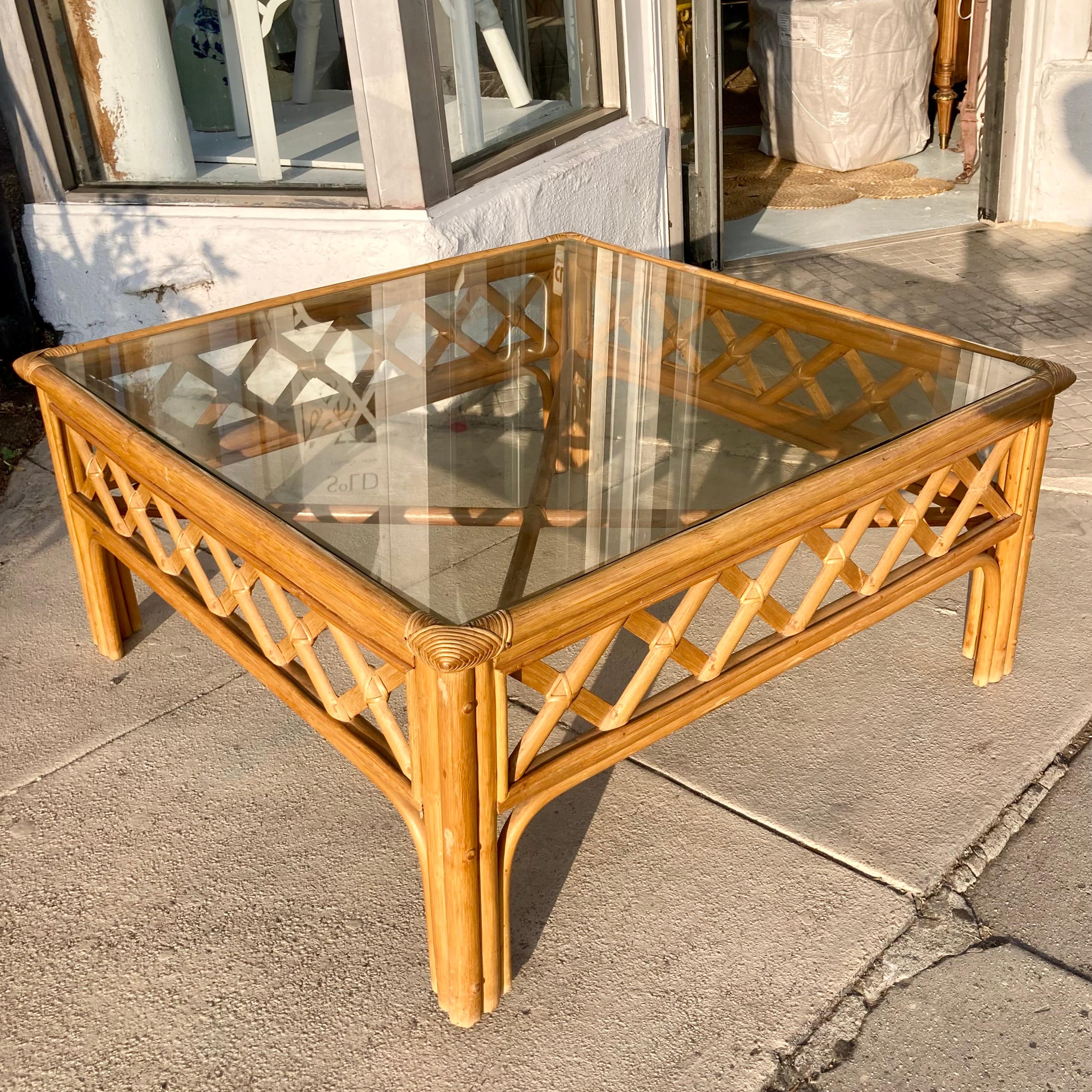 Table basse Ficks Reed en rotin naturel et bambou avec motif de treillis. Très rare dans les tons de rotin naturel. La belle taille carrée plus grande s'accorde également avec les styles d'ameublement actuels. Ajoutez un peu de style Boho Chic à