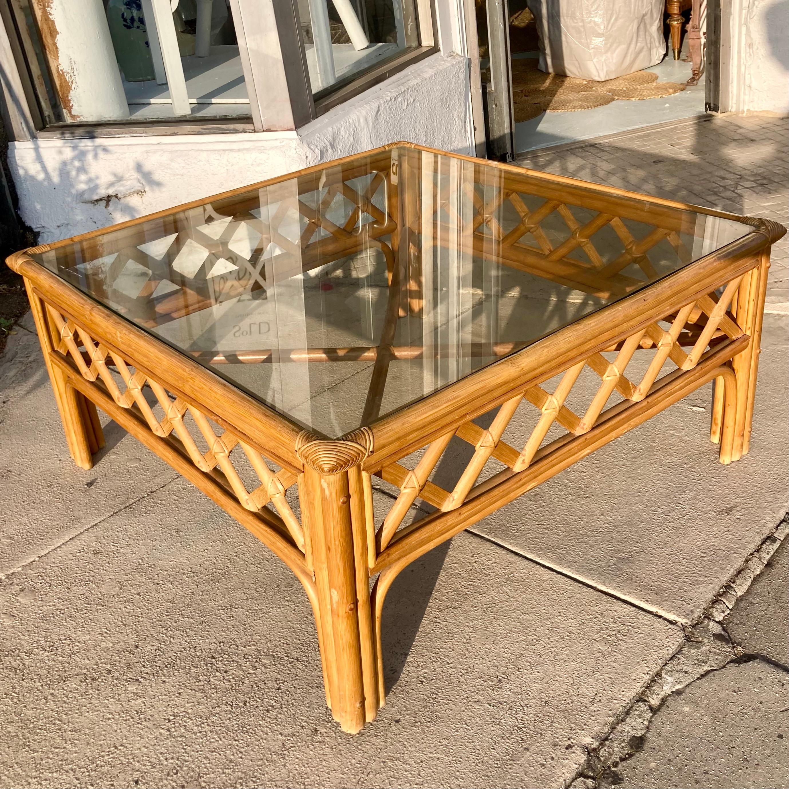 Moderne Table basse carrée en rotin naturel Ficks Reed en vente