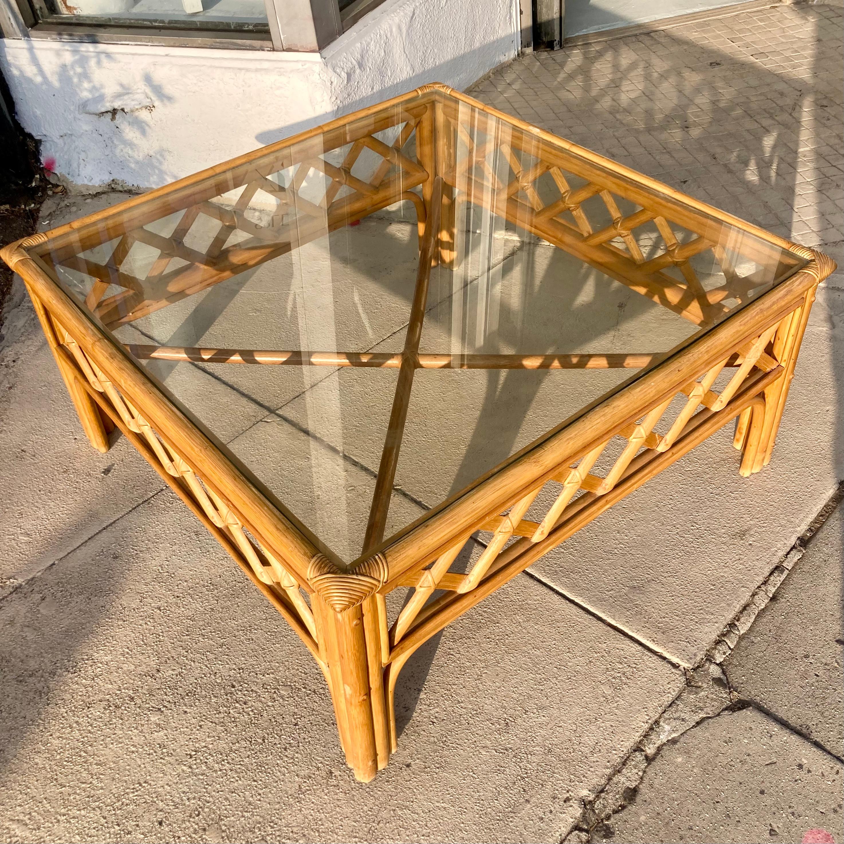 Fin du 20e siècle Table basse carrée en rotin naturel Ficks Reed en vente