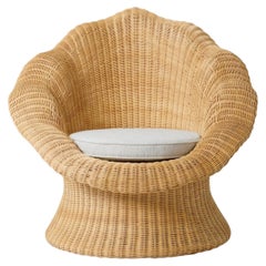 Sedia da salotto in rattan naturale con tessuto color crema