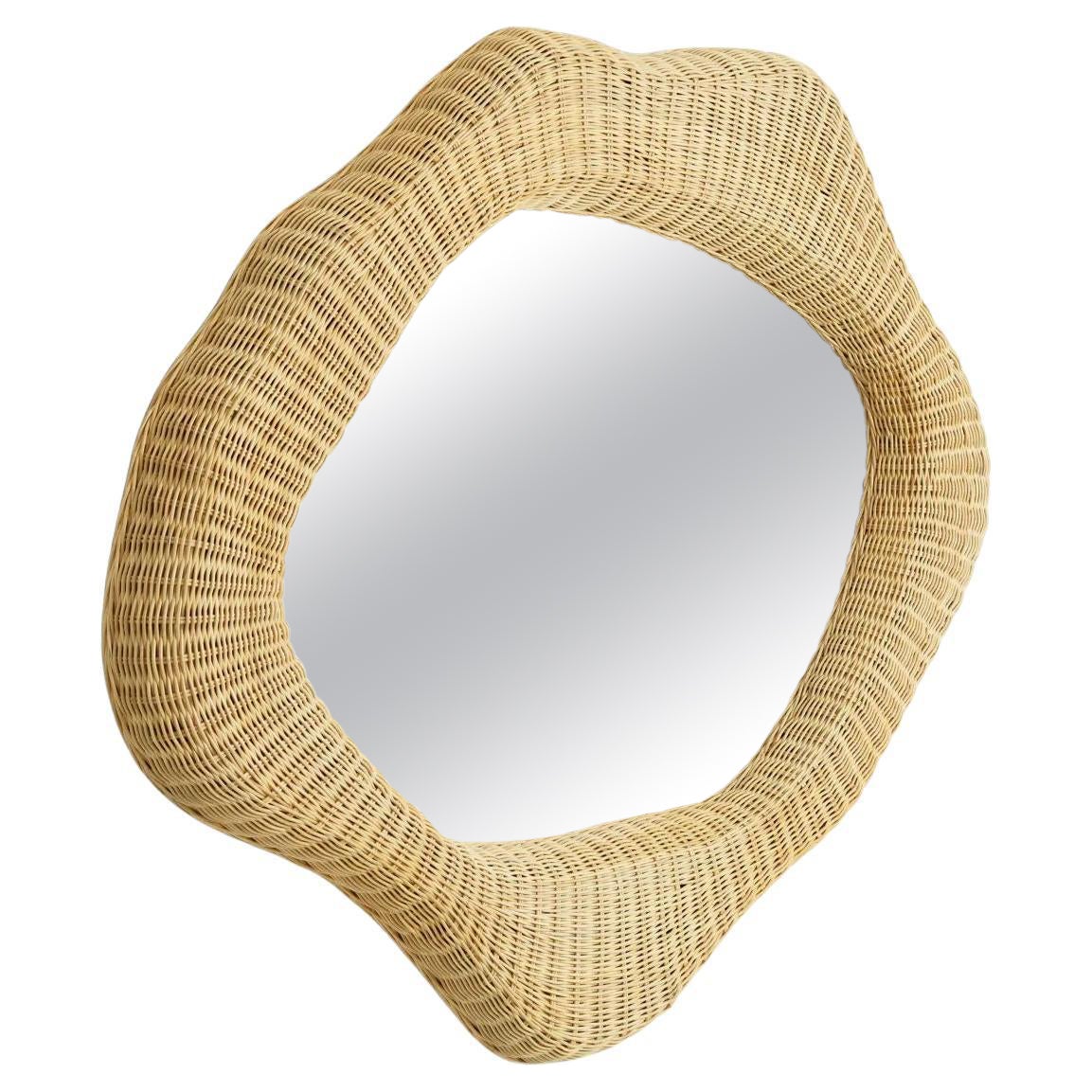 Specchio in rattan naturale con Silhouette organica