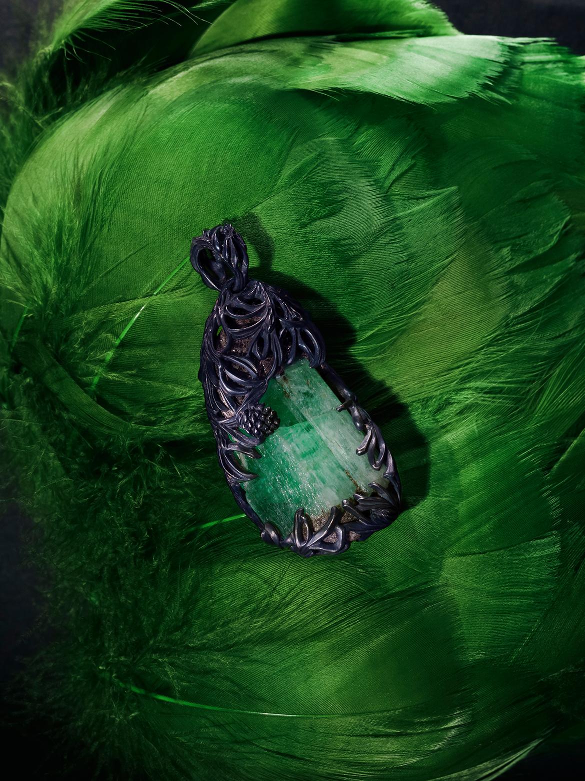 Collier Pine double face avec cristal d'Emeraude naturelle brute (béryl vert) en argent patiné.
Origine de l'émeraude - Montagnes de l'Oural
Dimensions du cristal émeraude - 16 х 25 х 38 mm / 0.63 x 0.98 x 1.5 in
Poids de l'émeraude - 74